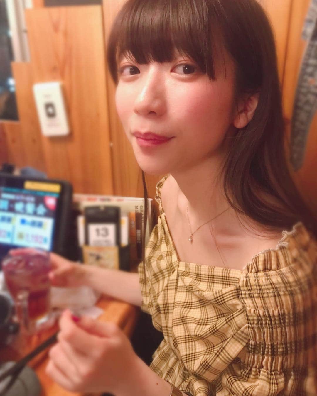 ぱいぱいでか美のインスタグラム：「先日mixx davidの展示会にお邪魔しました。 でも1枚目はみんな大好き鳥貴族 ꙳ #tops #mixxdavid #exhibition #skirt #roomys #necklace #crayme #俺はインスタグラマーになりてぇ #鳥貴族 ꙳ 黄色いブラウスはmixx davidのだよー！ 今回も可愛くてオンナ度さり気なく高い感じのカーディガンつけてきました…… モテてこ！！！！！！ mixx david、わざとらしくないのにお洒落でめちゃくちゃ良いですオススメです。 他にもセットアップとか可愛かったーーー。 そして最近よくつけてるネックレスはcrayme,です。」