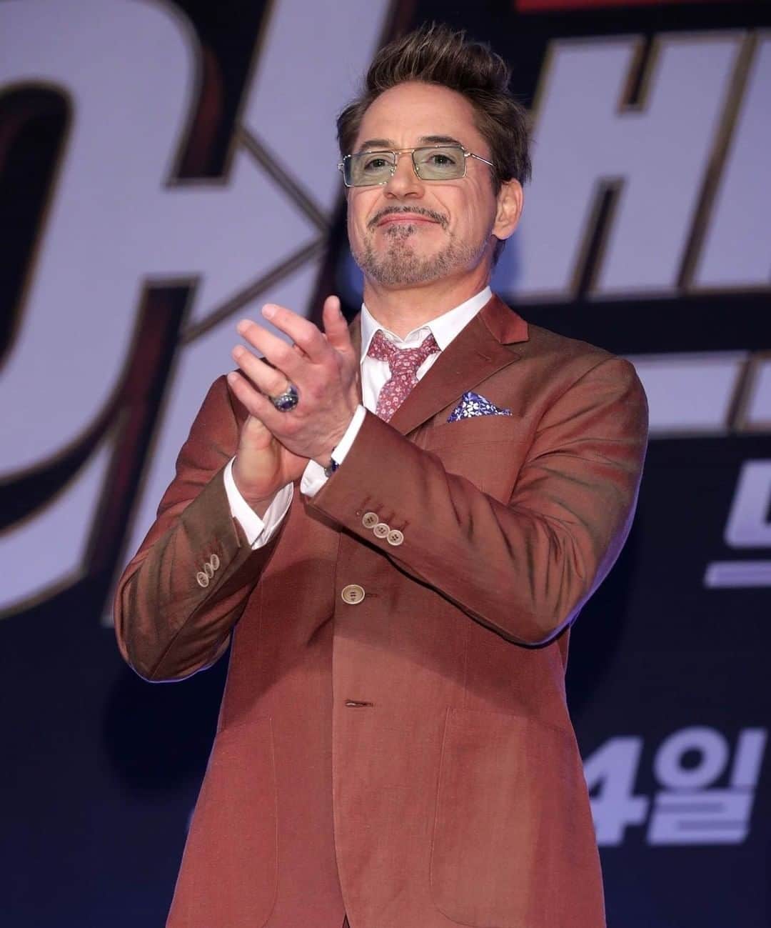 カナーリさんのインスタグラム写真 - (カナーリInstagram)「@robertdowneyjr wearing a brick red Canali Kei suit at the #marvel #AvengersEndgame press conference in Seoul. . . . #menswear #suit #spring #summer #Avengers #RobertDowneyJr #IronMan」4月23日 1時01分 - canali