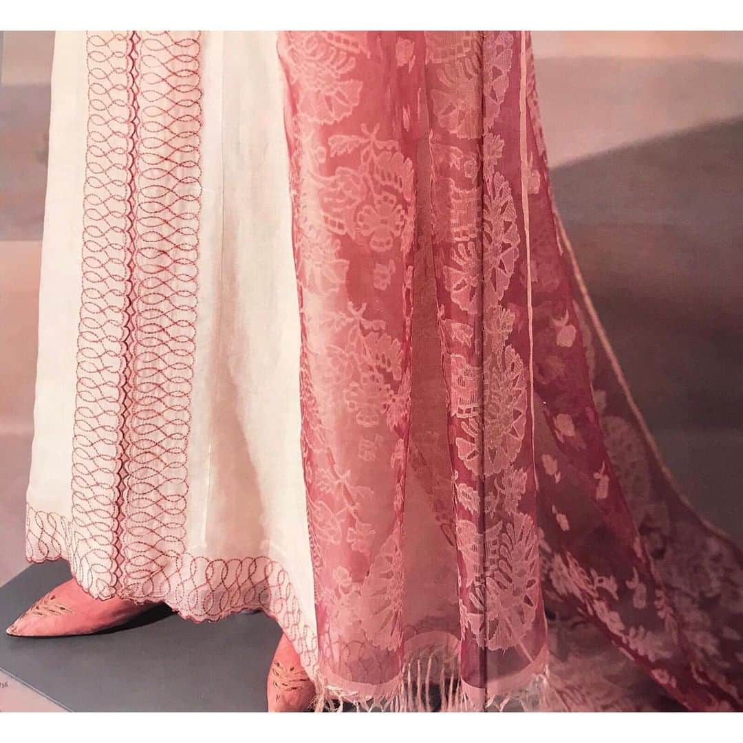アダムさんのインスタグラム写真 - (アダムInstagram)「White cotton muslin dress with red wool embroidery.⁣ C. 1810.⁣ 📸 | #TohruKogure⁣ #KCI #kyotocostumeinstitute」4月23日 1時01分 - adamlippes