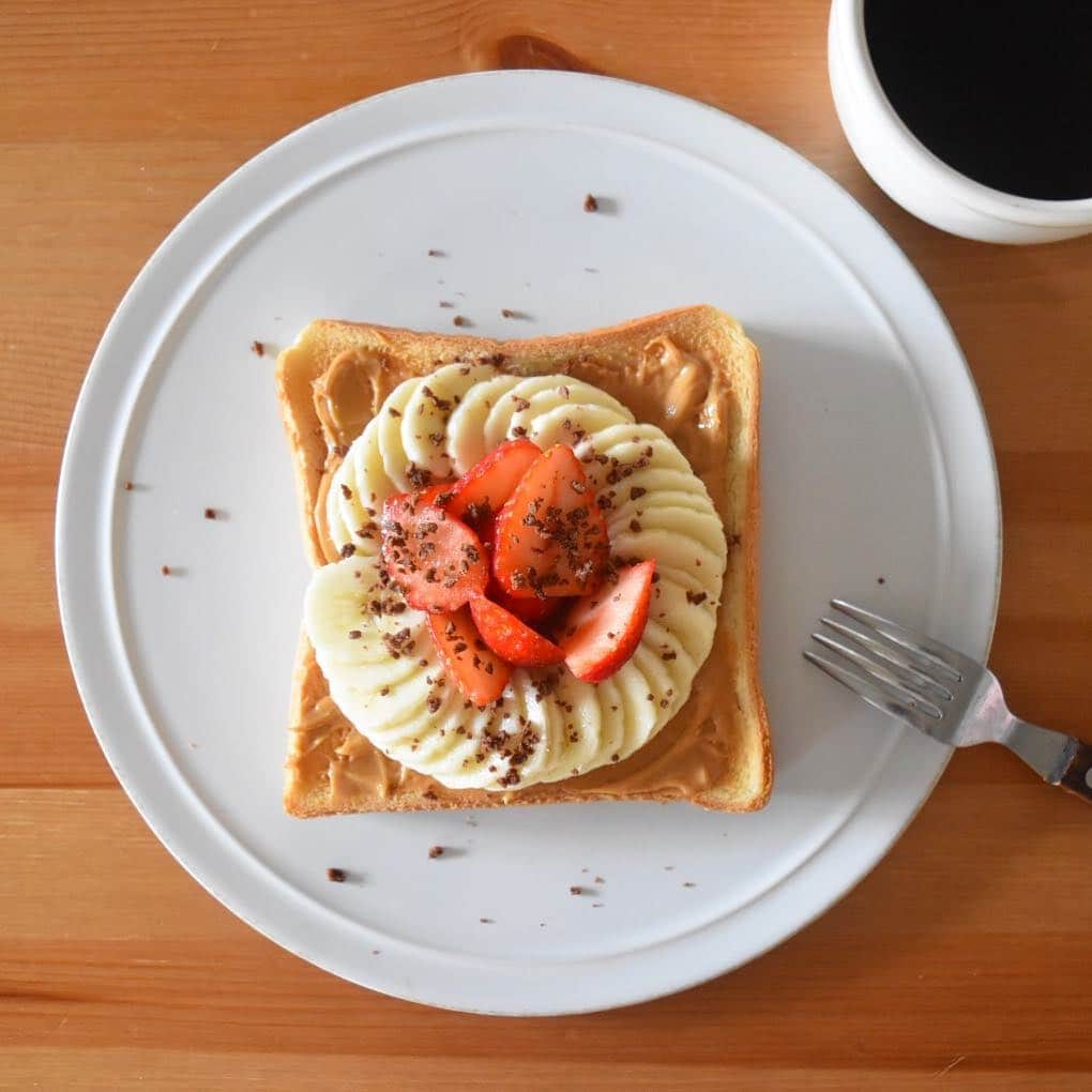 山崎佳のインスタグラム：「Today’s breakfast. ピーナツバター、バナナ、いちご、チョコクランチ。  もう家で少し仕事はしていますが、いよいよ本格的に仕事復帰が近づいてきて、残り少ない自由時間はあれしてこれして…と考えていたら、下の子発熱で保育園お休み。マジか…。普段の週末は絶っっっ対できない、「1人で雑貨屋さんや洋服屋さんをぶらぶら」をするんだ！とこの4月をずっと楽しみにしていたけれど、結局一度も行けなかったな〜(泣)。 でも、ギリギリ仕事復帰前で私もゆっくり落ち着いて子どもを見てあげられるから、このタイミングで良かった。 早く熱が下がって、お外で遊べるといいね。」
