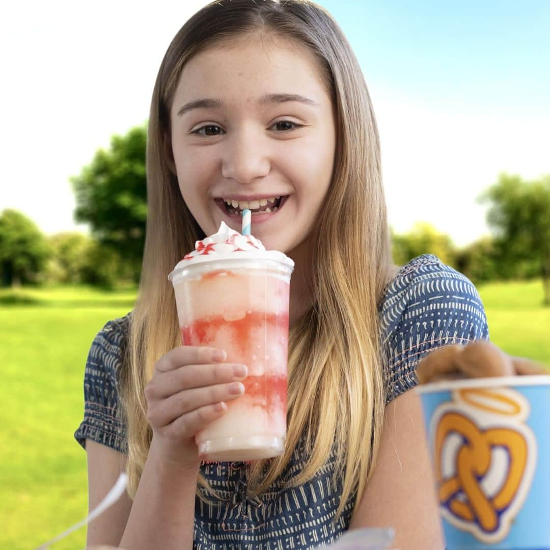 アンティ・アンズさんのインスタグラム写真 - (アンティ・アンズInstagram)「Our new Strawberry Lemonade Frost is guaranteed to deliver a sip n' smile. 🍓🍋❄️」4月23日 1時05分 - auntieannespretzels