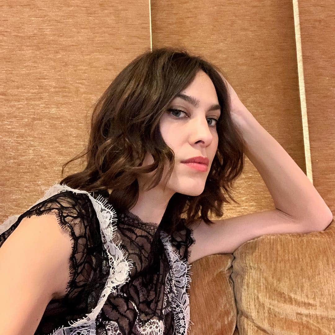 British Vogueさんのインスタグラム写真 - (British VogueInstagram)「One of the most recognisable names in fashion and beauty, @AlexaChung's career spans modelling, presenting, writing and designing for her @AlexaChungstagram label. As the face of L'Oréal Professionnel’s INOA hair colour, the style and beauty muse spoke to #BritishVogue about fuss-free beauty, her fragrance of choice and why nobody touches her brows but her. Click the link in bio to read the full interview.」4月23日 1時11分 - britishvogue