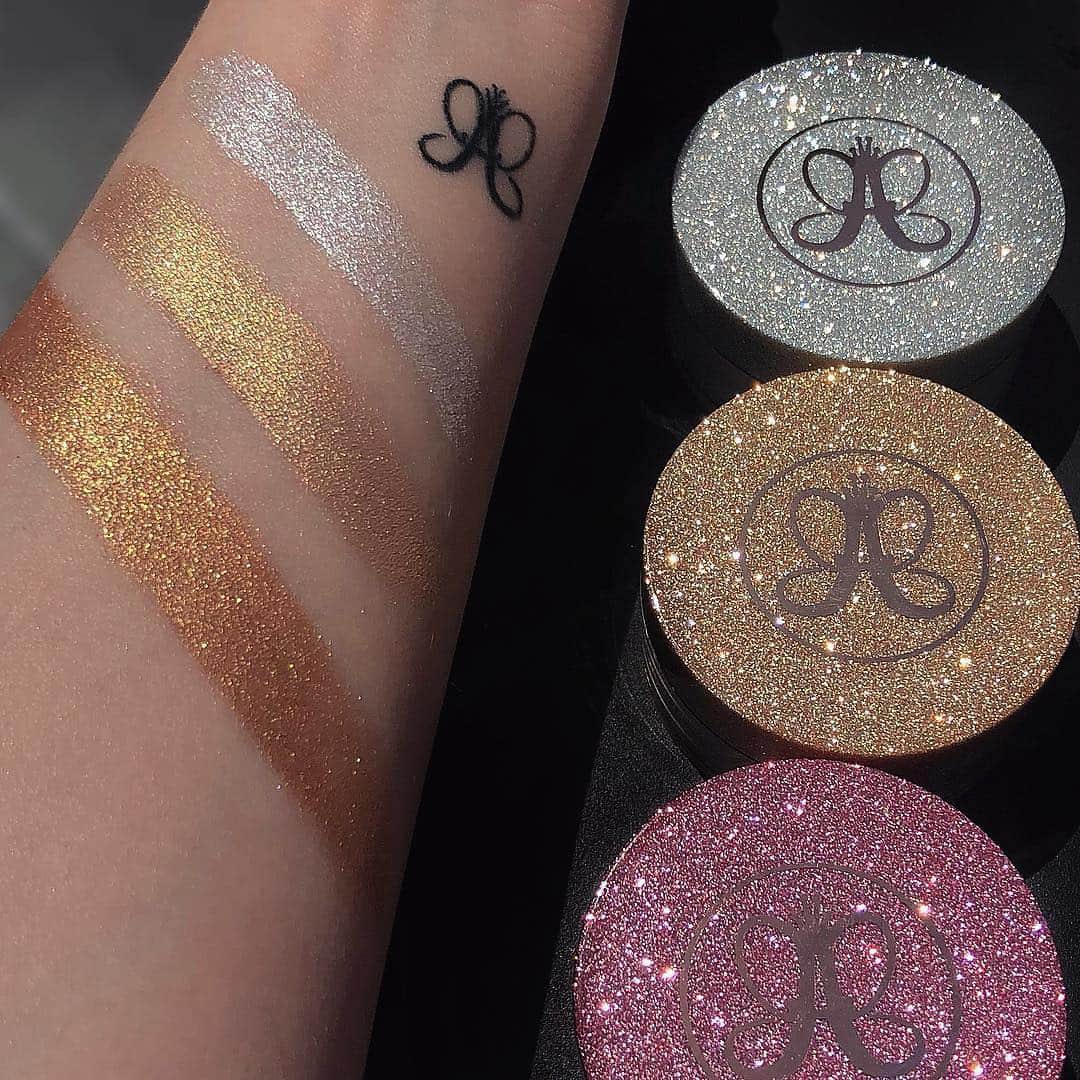 Anastasia Beverly Hillsさんのインスタグラム写真 - (Anastasia Beverly HillsInstagram)「Loose Highlighters 🌞from the top ✨Snowflake ✨So Hollywood ✨Sunset Aura✨ @jocelinmanson」4月23日 1時13分 - anastasiabeverlyhills