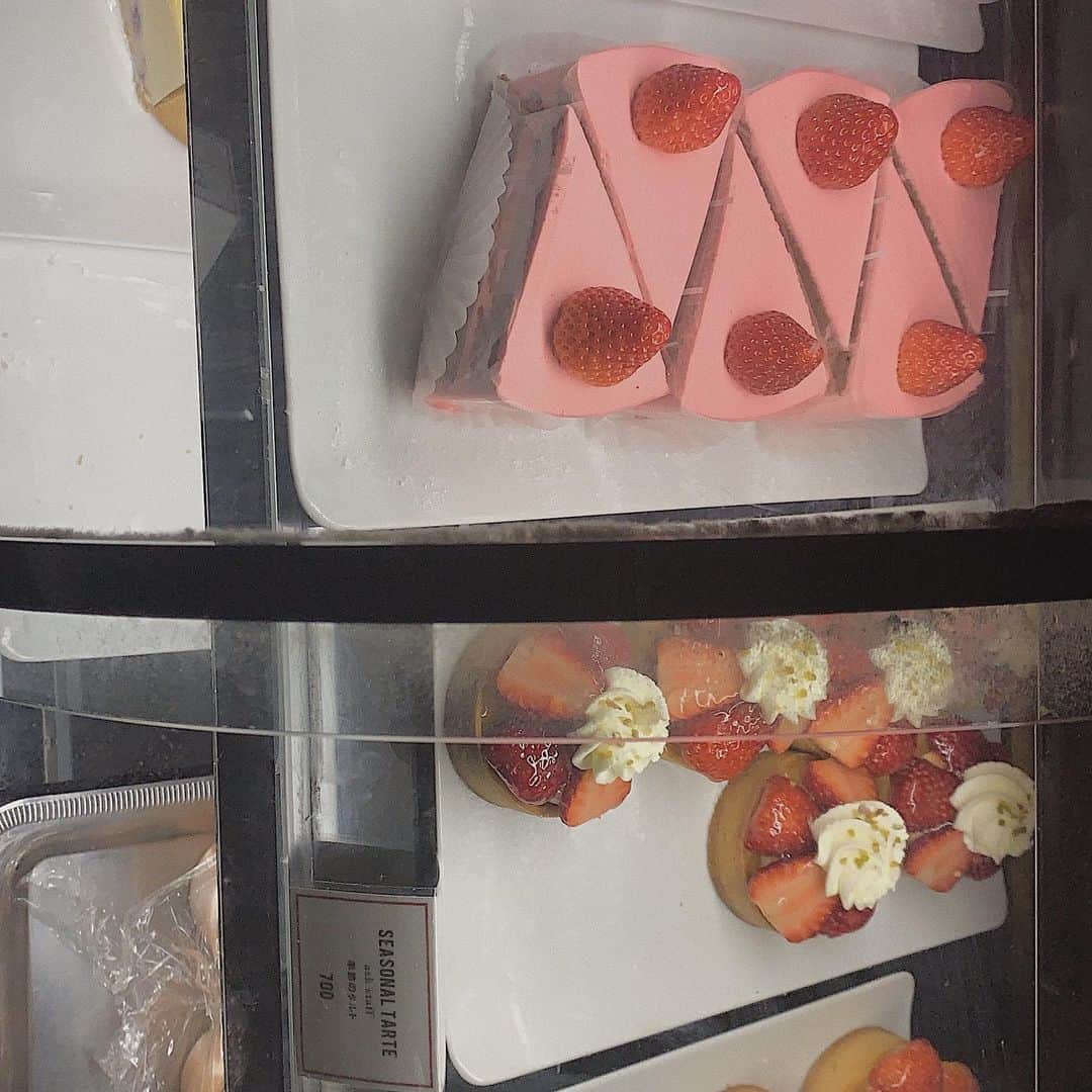 吉河唯さんのインスタグラム写真 - (吉河唯Instagram)「🥀 ㅤㅤㅤㅤㅤㅤㅤㅤㅤㅤ 〜・〜・〜・〜・〜・〜・〜・〜・〜・〜・〜 #cafe #montoak #omotesando #pink #cake」4月23日 1時14分 - yui_yoshikawa