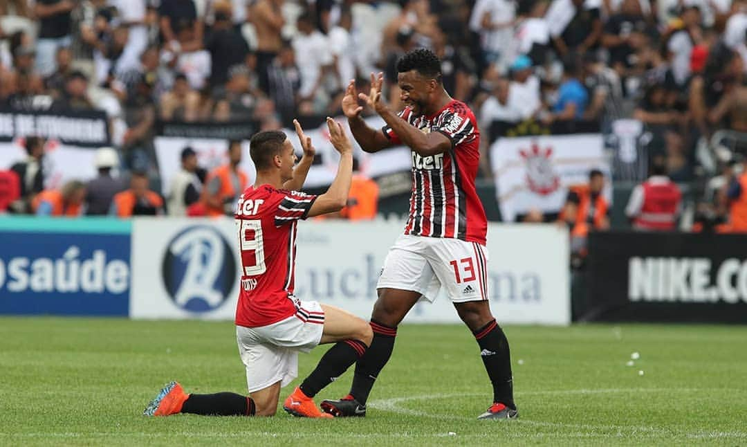 São Paulo FCさんのインスタグラム写真 - (São Paulo FCInstagram)「Hoje o dia é de poucas palavras porque a dor dos são-paulinos, que nos carregam, tem de ser respeitada acima de tudo. Perder a chance de um título dói, invariavelmente, mas dói mais quando encontramos identificação com o time.  Essa identificação se dá por um time que entendeu o que sente e como pensa o torcedor são-paulino, hoje. Esse São Paulo não tem medo de lutar sem perder a elegância. É raça, espírito coletivo e respeito a uma das camisas mais vencedoras do mundo.  Se o título escapou, fica a certeza de que nossos jogadores entendem e sentem o mesmo que a torcida tricolor. 2019 é o ano de fazermos, pouco a pouco, o coração bater mais forte no São Paulo e pelo São Paulo, e ainda há muito por vir.」4月23日 1時25分 - saopaulofc