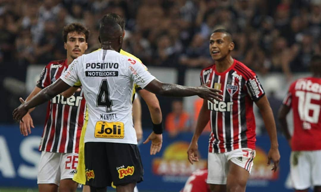 São Paulo FCさんのインスタグラム写真 - (São Paulo FCInstagram)「Hoje o dia é de poucas palavras porque a dor dos são-paulinos, que nos carregam, tem de ser respeitada acima de tudo. Perder a chance de um título dói, invariavelmente, mas dói mais quando encontramos identificação com o time.  Essa identificação se dá por um time que entendeu o que sente e como pensa o torcedor são-paulino, hoje. Esse São Paulo não tem medo de lutar sem perder a elegância. É raça, espírito coletivo e respeito a uma das camisas mais vencedoras do mundo.  Se o título escapou, fica a certeza de que nossos jogadores entendem e sentem o mesmo que a torcida tricolor. 2019 é o ano de fazermos, pouco a pouco, o coração bater mais forte no São Paulo e pelo São Paulo, e ainda há muito por vir.」4月23日 1時25分 - saopaulofc