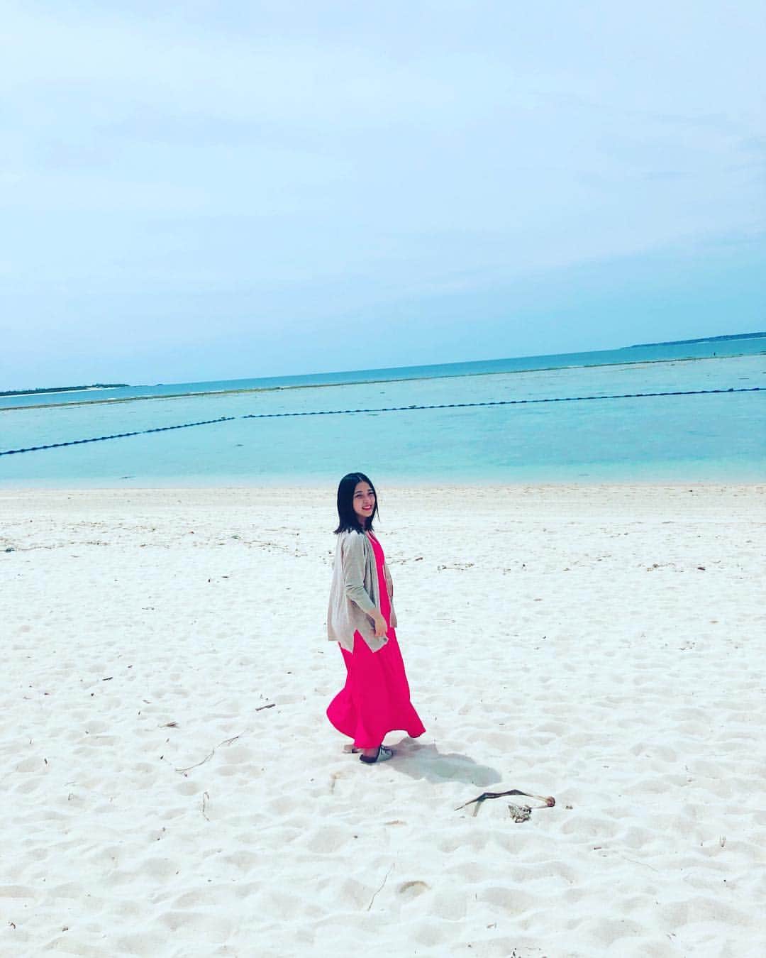 ハマカワフミエのインスタグラム：「沖縄へ行って来ました  暖かく潤った風 薄曇りの向こうからでも強く差す陽光 透けた薄青とエメラルドの海 不発弾が今も眠るという緑の山々 美しくて楽しくて、けれど楽しいばかりでは帰れない場所 それが私にとっての沖縄です  こんな素晴らしい命の洗濯のあとで それでもすすぎ切れなかった汚れがどこにどんな風に残っているのかを 見つめたり  洗い直そうとしてみたりすることが いつまで経っても旅慣れぬ私の唯一の旅の作法な気がしています  #okinawa  #sesokobeach」