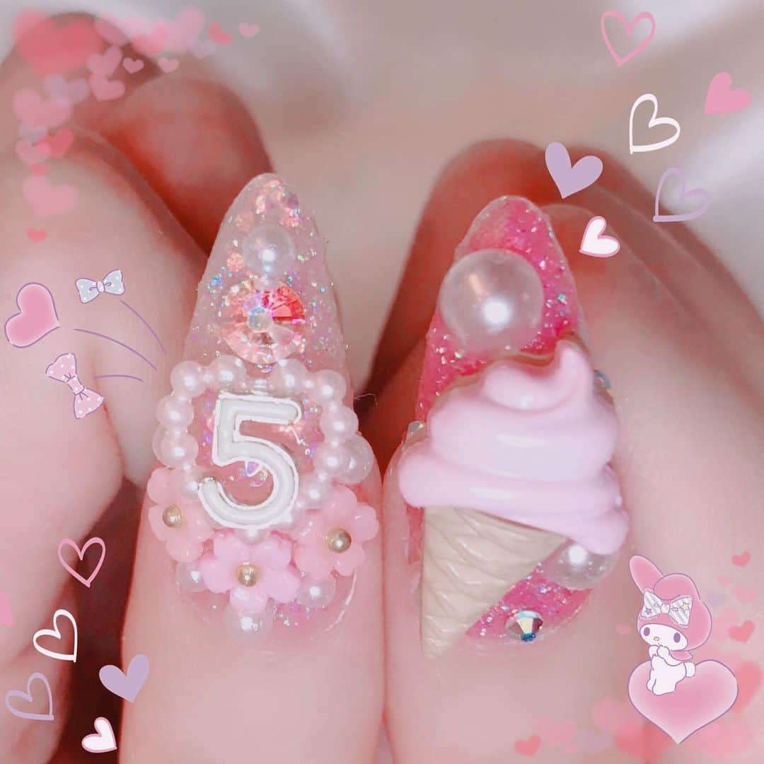 あかりさんのインスタグラム写真 - (あかりInstagram)「🍓🍬🌼🧁🎀🍦🍰 おんなのこの すきなものを つめまくった🆕ネイル💅🏻✨💕 らいげつの5がつが じぶんの おたんじょーび🎂だから、ケーキとかスイーツをもりもりにしてもらったぁ〜🍰🧁🍭💕 かわいー おはな🌼もいっぱい ちらしてもらって春生まれアピールぅ😆🍀✨w いちばんの おきにいりゎ5をつかって すぺしゃるかわいく✨してもらった おやゆび〜😍💗💗💗かわいくないっ？🥺✨ ベースカラーの3しょくも りーしゃんオリジナルブレンド✨わら でほんっっっとかわいいの！🥺👏🏻💕 ネイルしてもらいながら ひったすら ふたりで しょーもない弾丸トークで爆笑してて ふっきんわれるかとおもったっ🤣🤣🤣www おりおりおりおー🤣🤣🤣www おもしろくてキャラこくてセンスばつぐんな りーしゃん さいこぉですっっっ🥳👏🏻💕💕💕 🍓🍬🌼🧁🎀🍦🍰←ぜんぶのっかってる うふふ😆💕 #あかちゃむのネイル #かわいいネイル #パーツもりもりネイル #バースデーネイル #スイーツネイル #5がつうまれ #自爪 #自爪ロングネイル #自爪ロング派 #nail #newnail」4月23日 1時17分 - akachamxx