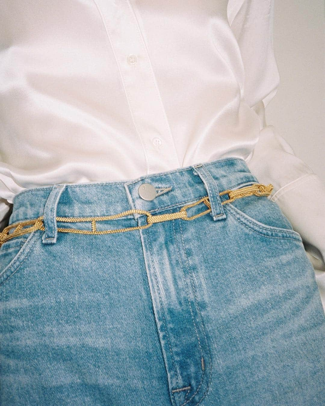 Jブランドさんのインスタグラム写真 - (JブランドInstagram)「Something to celebrate this #EarthDay: We  plan to produce 100% of our denim with #sustainable elements by 2020 🌎♻️💧 #inmyjbrand」4月23日 1時22分 - jbrandjeans