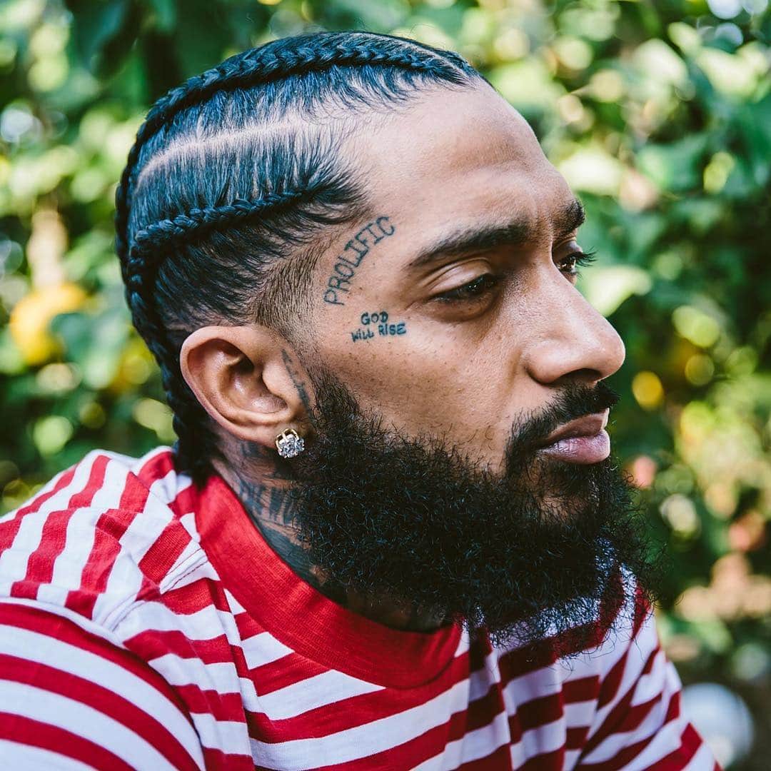 ゲームのインスタグラム：「This morning.... my heart is not heavy, I did not have any dreams last night that kept me from sleeping peacefully nor did I wake feeling as empty as the days previously. I went to Crenshaw & Slauson yesterday because that’s where my soul led me & there were still hundreds of people gathered to pay their respect. I touched people, hugged them, shared energy & left there with a sense of fulfillment that lasted for the remainder of my day. Now although I don’t know if that is why I woke this am without that weight on my soul I had experienced lately, I appreciate the peace it brought for the time being. I come to all who read my post this am to tell you that we all have purpose in this life. Some are made aware of theirs early on & others are still in search of what it is God has put them here for. I am one of those people.... Not knowing what my true calling is or sure which road I go down in pursuit of my mission.. but what I have realized is no matter what I set out to do, it all starts with me opening my eyes each new day & in that is another gift, another moment, another day to make positive steps in the direction of true & eternal wakening. Now, I’m no preacher & I don’t ever want to come off as one but the things that have been put on my heart to share with you are continuous & will not stop until my heart does. I come to you humbled, a man with many flaws... an imperfect human with pure intentions of sharing my heart, life & wisdom each day in hopes that it drives one of you to understanding your purpose. If only one out of the millions who read this post are touched & pushed into discovering their purpose earlier than later & are able to push things into motion in their life positively effecting others around them, I have honored my friends mission, life & legacy. & one day when my true purpose is revealed to me, I will have so much to stand on further making it easier to achieve what I was put here to do. People, we are all responsible for everything around us.... ONE thought, ONE LOVE & ONE life at a time. “Hu$$le & Motivate” #TheMarathonContinues 🏁 #OneNipPostADayTiliFadeAway」