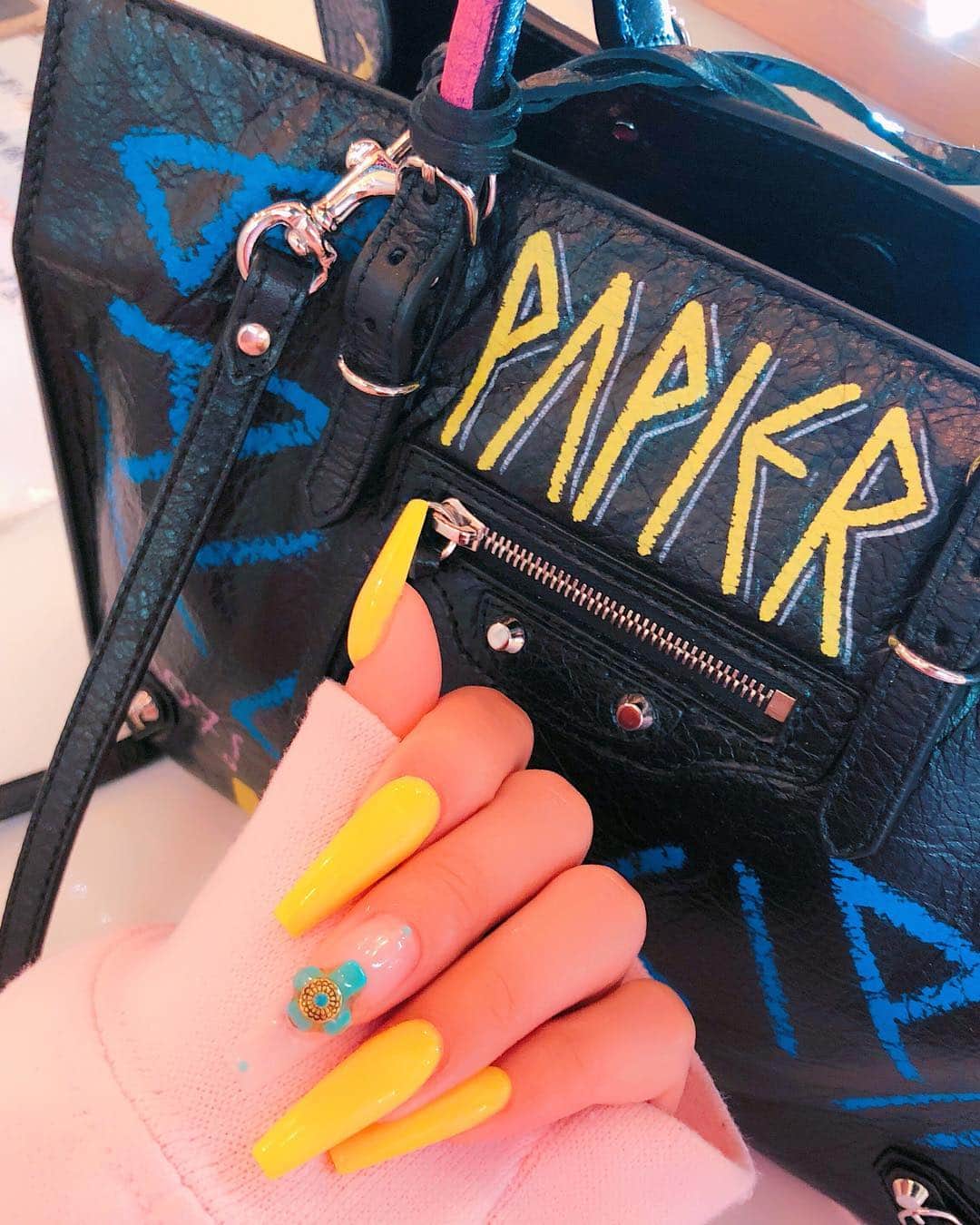 鈴木愛美さんのインスタグラム写真 - (鈴木愛美Instagram)「💛🦋💛🦋💛🦋💛🦋💛 . Favorite bag and Favorite nail. . . . #nails #nail #balenciaga」4月23日 1時32分 - x.manya.x