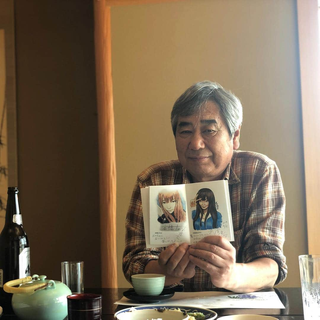 小野さゆりさんのインスタグラム写真 - (小野さゆりInstagram)「横断幕タオル行脚、絵をいただいた順にお声がけさせていただいてるタオル行脚  今回はイレブンや、ペンスケッチでおなじみの高橋広先生✨  なにか予想以上にすごくおおごとな感じの素敵なお店でテンションずっと上がってました(*⁰▿⁰*) NHKの旅番組のナレーションみたいにおだやかで落ち着く声と話し方、性格もむちゃむちゃおだやかで癒されました✨  押山さんとはジャンプで同じ時期に連載していたらしく、まさかの横断幕で再共演ときいてテンションあがりました✨(*⁰▿⁰*) 早速押山さんに伝えたら、サッカー漫画描きたかったけど、高橋さんのイレブンがあるからヤンキー漫画を描くことになったのだの、 イレブンの巻末コメント書いただの、つながってるー！とさらにテンションあがりました(*⁰▿⁰*) 紙コップをひたすら作る会社にいた仲間に誘われて、ちばてつやさんの弟さん、ちばあきおさんにアシスタントいりし漫画家デビュー  もし誘われなかったらずっと紙コップつくってたかもしれないというお話を聞いて、 人生は選択の連続ですごいなぁとおもいました✨  企画に声をかけてくれて嬉しかった、ありがとう って言っていただき、 緊張で吐きそうになりながらお願いしてよかったと救われました。  ご協力ありがとうございました✨  おみやは、  vertexスポンサーさん 福楽得さんから、塩キャラメルくるみ、ナッツとフルーツミックス mocha（フライヤユディ）さんから、ペンドルトンオリーブオイル❤️ #漫画家 #高橋広 #レースクイーン横断幕 #福楽得 #ウィルコム #WILLCOM #週刊少年オノチャンピオン #小野さゆり #vertex #teamvertex #漫画 manga #JAPAN #日本 #mocha  #フライヤユディ  ウィルコム http://www.willcom-co.com/index.html 福楽得 https://frt-el.jp フライヤユディ （高級オリーブオイルペンドルトンや高級枕の輸入会社） mocha https://www.mocha.jp  D1GP参戦 vertex http://www.t-and-e.co.jp/m_sponcer.html D1GP http://www.d1gp.co.jp」4月23日 1時43分 - sayuriono0301