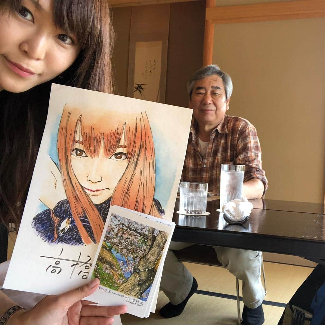 小野さゆりさんのインスタグラム写真 - (小野さゆりInstagram)「横断幕タオル行脚、絵をいただいた順にお声がけさせていただいてるタオル行脚  今回はイレブンや、ペンスケッチでおなじみの高橋広先生✨  なにか予想以上にすごくおおごとな感じの素敵なお店でテンションずっと上がってました(*⁰▿⁰*) NHKの旅番組のナレーションみたいにおだやかで落ち着く声と話し方、性格もむちゃむちゃおだやかで癒されました✨  押山さんとはジャンプで同じ時期に連載していたらしく、まさかの横断幕で再共演ときいてテンションあがりました✨(*⁰▿⁰*) 早速押山さんに伝えたら、サッカー漫画描きたかったけど、高橋さんのイレブンがあるからヤンキー漫画を描くことになったのだの、 イレブンの巻末コメント書いただの、つながってるー！とさらにテンションあがりました(*⁰▿⁰*) 紙コップをひたすら作る会社にいた仲間に誘われて、ちばてつやさんの弟さん、ちばあきおさんにアシスタントいりし漫画家デビュー  もし誘われなかったらずっと紙コップつくってたかもしれないというお話を聞いて、 人生は選択の連続ですごいなぁとおもいました✨  企画に声をかけてくれて嬉しかった、ありがとう って言っていただき、 緊張で吐きそうになりながらお願いしてよかったと救われました。  ご協力ありがとうございました✨  おみやは、  vertexスポンサーさん 福楽得さんから、塩キャラメルくるみ、ナッツとフルーツミックス mocha（フライヤユディ）さんから、ペンドルトンオリーブオイル❤️ #漫画家 #高橋広 #レースクイーン横断幕 #福楽得 #ウィルコム #WILLCOM #週刊少年オノチャンピオン #小野さゆり #vertex #teamvertex #漫画 manga #JAPAN #日本 #mocha  #フライヤユディ  ウィルコム http://www.willcom-co.com/index.html 福楽得 https://frt-el.jp フライヤユディ （高級オリーブオイルペンドルトンや高級枕の輸入会社） mocha https://www.mocha.jp  D1GP参戦 vertex http://www.t-and-e.co.jp/m_sponcer.html D1GP http://www.d1gp.co.jp」4月23日 1時43分 - sayuriono0301