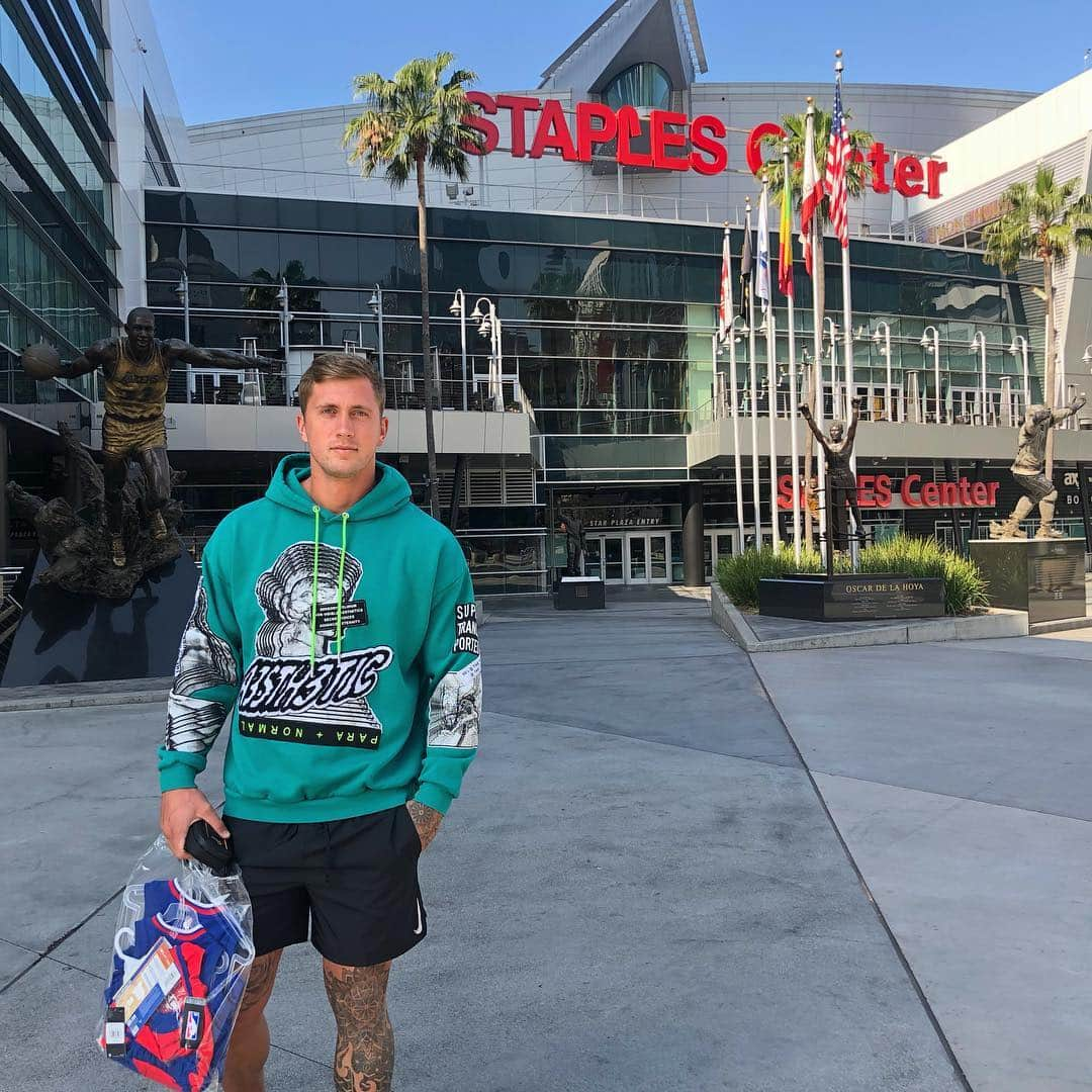 ダニエル・オズボーンさんのインスタグラム写真 - (ダニエル・オズボーンInstagram)「Leaving today, another amazing thing to see before we leave, the Staples Center 👌🏼 🏀」4月23日 1時38分 - danosborneofficial