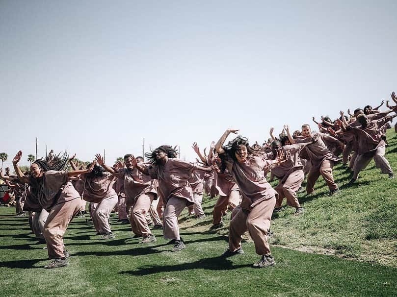 キム・カーダシアンさんのインスタグラム写真 - (キム・カーダシアンInstagram)「COACHELLA 2019. Sunday Service was so special to experience here at Coachella especially for my first time here! Kanye started Sunday Service for healing for himself and his close friends and family. He had this vision of starting a church for few years and it was magical seeing everyone else get to experience it. I’m so proud of you babe for doing exactly whats in your heart. The choir and band work so hard and have so much fun! It’s so inspiring to watch. Thank you to everyone who woke up early to spend Easter Sunday with us. It’s a memory we will cherish forever. ✨ 📷 @JimJoe @LiamMacRae」4月23日 1時51分 - kimkardashian