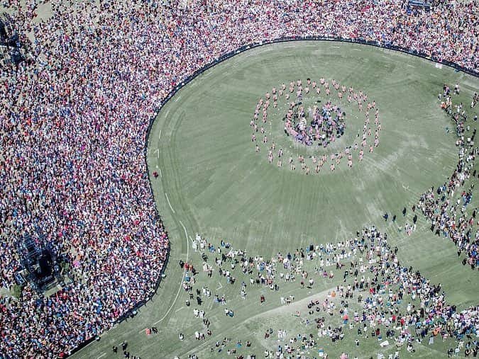 キム・カーダシアンさんのインスタグラム写真 - (キム・カーダシアンInstagram)「COACHELLA 2019. Sunday Service was so special to experience here at Coachella especially for my first time here! Kanye started Sunday Service for healing for himself and his close friends and family. He had this vision of starting a church for few years and it was magical seeing everyone else get to experience it. I’m so proud of you babe for doing exactly whats in your heart. The choir and band work so hard and have so much fun! It’s so inspiring to watch. Thank you to everyone who woke up early to spend Easter Sunday with us. It’s a memory we will cherish forever. ✨ 📷 @JimJoe @LiamMacRae」4月23日 1時51分 - kimkardashian