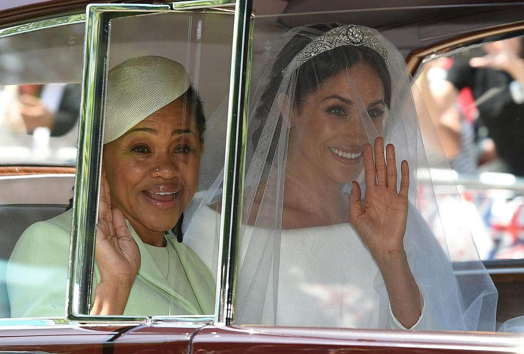 ELLE UKさんのインスタグラム写真 - (ELLE UKInstagram)「Meghan Markle’s mum Doria has landed in the UK and our excitement for Baby Sussex has reached its peak. 👑 LINK IN BIO」4月23日 1時44分 - elleuk