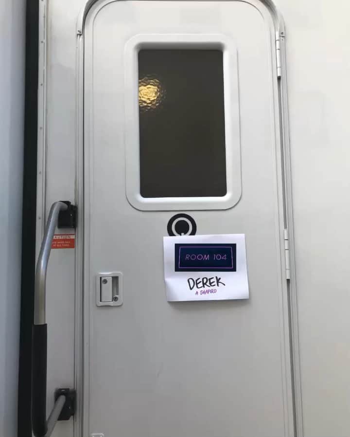 アダム・シャピロのインスタグラム：「Checking in [to one of my favorite shows]. #Room104 🙌🏼 @meleslyn @jeneelamarque @markduplass @jayduplass」
