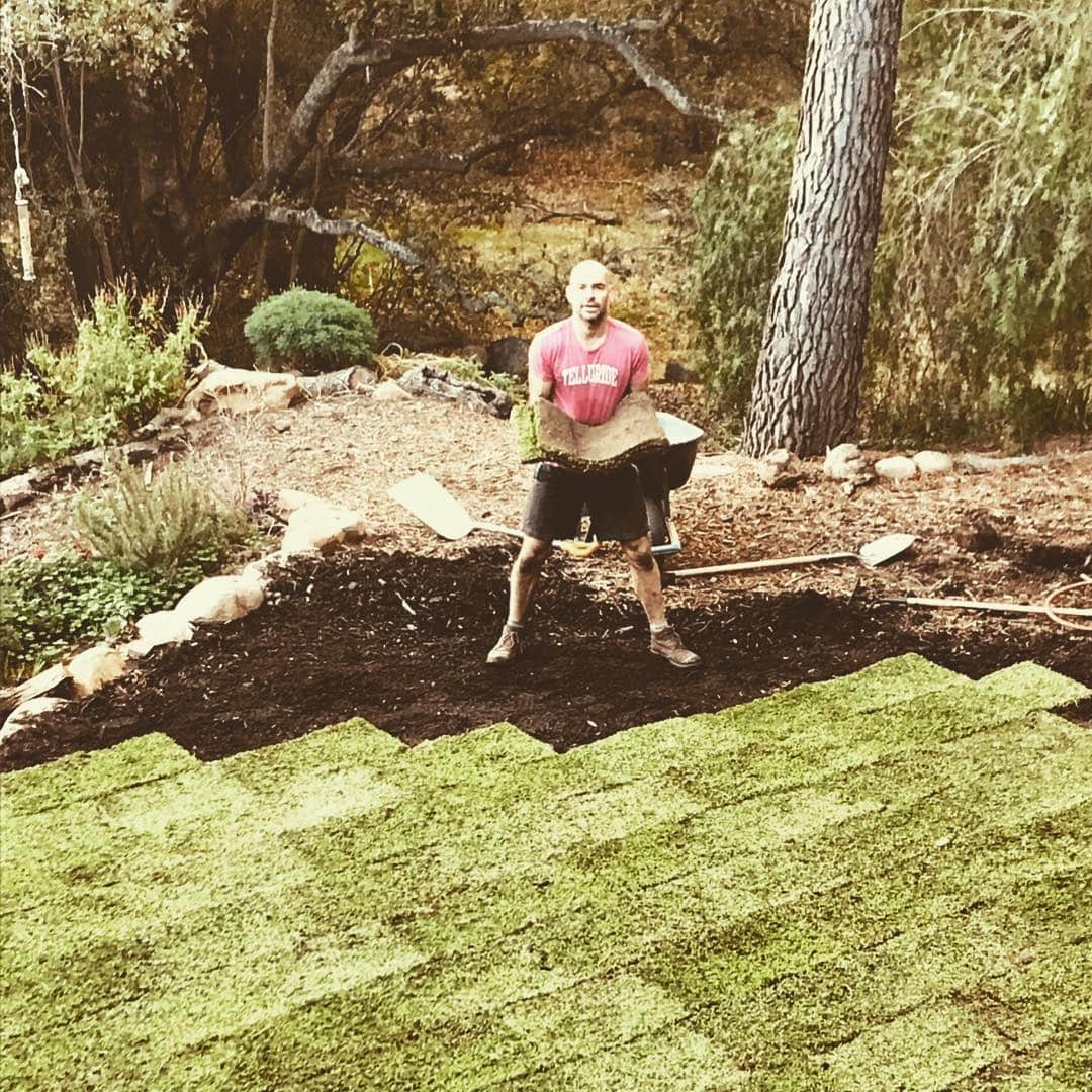 ポール・ブラックソーンさんのインスタグラム写真 - (ポール・ブラックソーンInstagram)「Things to do on #EarthDay : Till your soil, regenerate it with nutrients and worms, plant drought tolerant grass... Also, follow @kisstheground, they’ll give you even more Earth saving tips... Thx Earth - couldn’t do this without you!」4月23日 1時55分 - paulblackthorne