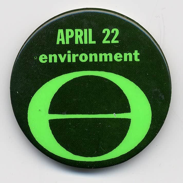 国立アメリカ歴史博物館さんのインスタグラム写真 - (国立アメリカ歴史博物館Instagram)「It’s #EarthDay!🌎 Pinch and zoom to take a look at some of the buttons about environmental causes from our collection. 👀  Swipe ➡️ to see a button from one the first Earth Day in 1970.  Do you have a button for a cause you care about?  #EarthDay #EarthOptimism #PinbackButton #Pins #EnvironmentalHistory #CivicEngagement」4月23日 1時58分 - amhistorymuseum