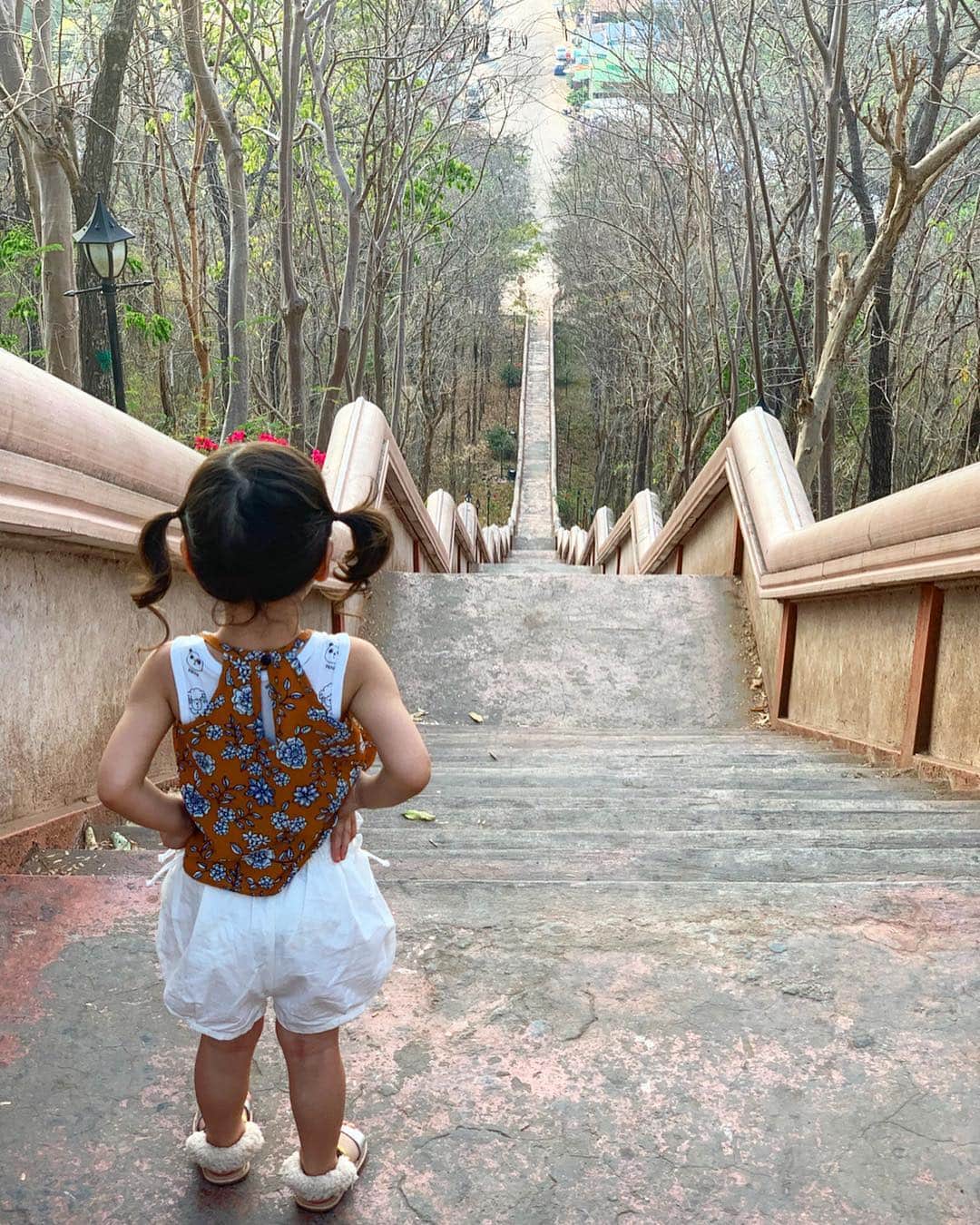 中村明花さんのインスタグラム写真 - (中村明花Instagram)「. 長ーーーい階段があるカオクラドーン火山林公園（Khao Kradong Forest Park）。 . 上まで登ると、大きな大きな黄金色のパッタラボーピット仏が✨ ブリーラムの街並みも一望できます☺︎ . 緑もいっぱいで広場的な場所もあるので、娘のお散歩にはピッタリ♪ . 観光地なので大型バスがよく来ていて、この長ーーーい階段を子供たちが登っていく姿を見ては凄いなぁと感心しながら見ています😳 . . #登った風に撮ってるけど毎回車で上まで行く #未だに登った事なし #見た瞬間諦める長さ #タイ #タイ生活 #タイ在住 #ブリーラム #海外暮らし #Thailand #buriram #KhaoKradongForestPark #細貝家のタイ生活」4月23日 2時16分 - sayaka_nakamura3