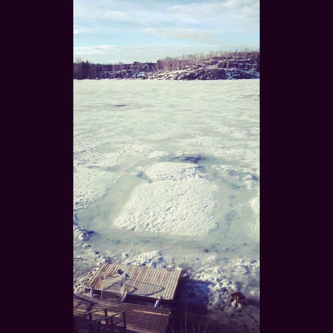 アナベル・ウォーリスのインスタグラム：「Good morning Canada.  Day 1 THE SILENCING 🎥」