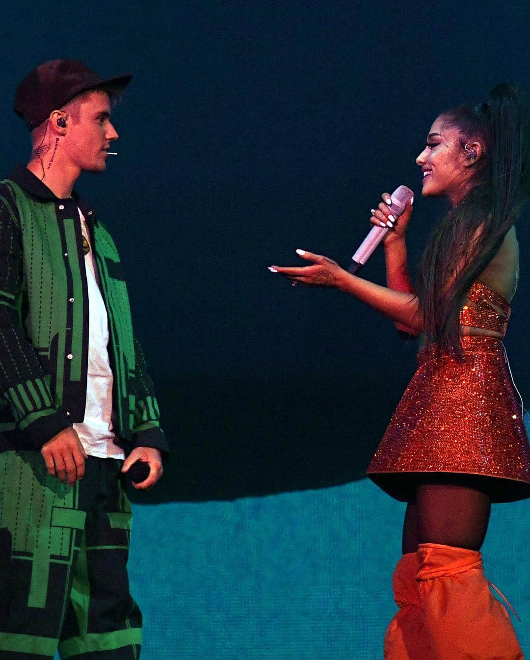 Just Jaredさんのインスタグラム写真 - (Just JaredInstagram)「@justinbieber makes a surprise appearance during @arianagrande weekend two closing set at @coachella! See more on JustJared.com #JustinBieber #ArianaGrande #Coachella Photos: @gettyimages」4月23日 2時10分 - justjared