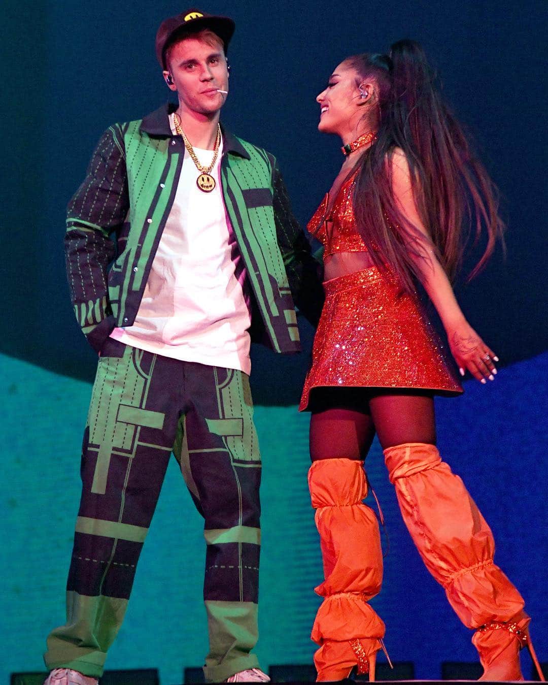 Just Jaredさんのインスタグラム写真 - (Just JaredInstagram)「@justinbieber makes a surprise appearance during @arianagrande weekend two closing set at @coachella! See more on JustJared.com #JustinBieber #ArianaGrande #Coachella Photos: @gettyimages」4月23日 2時10分 - justjared