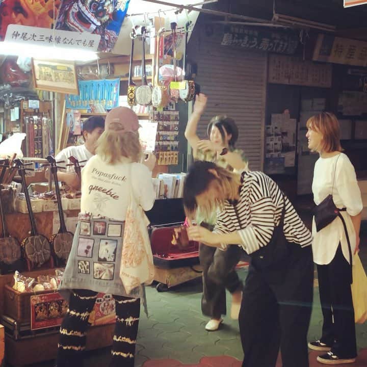 tae のインスタグラム：「I love my band  商店街にて #oreskaband #okinawa #沖縄国際映画祭」