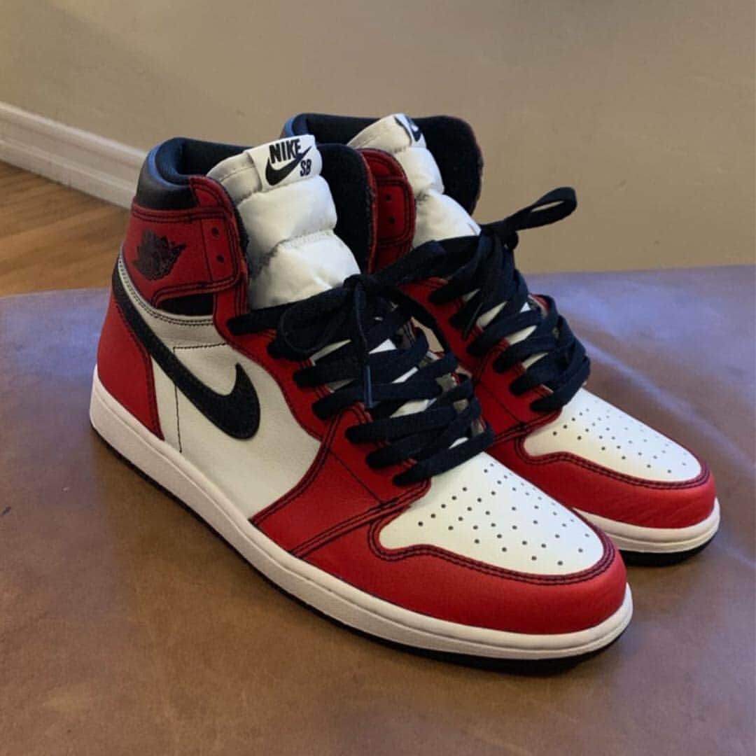 Sneaker News x Jordans Dailyさんのインスタグラム写真 - (Sneaker News x Jordans DailyInstagram)「@youngcorey went in on a pair of his SB Jordan 1s, revealing that gorgeous Chicago colorway underneath those Lakers tones. Who’s gearing up the acetone? #jordansdaily」4月23日 2時11分 - jordansdaily