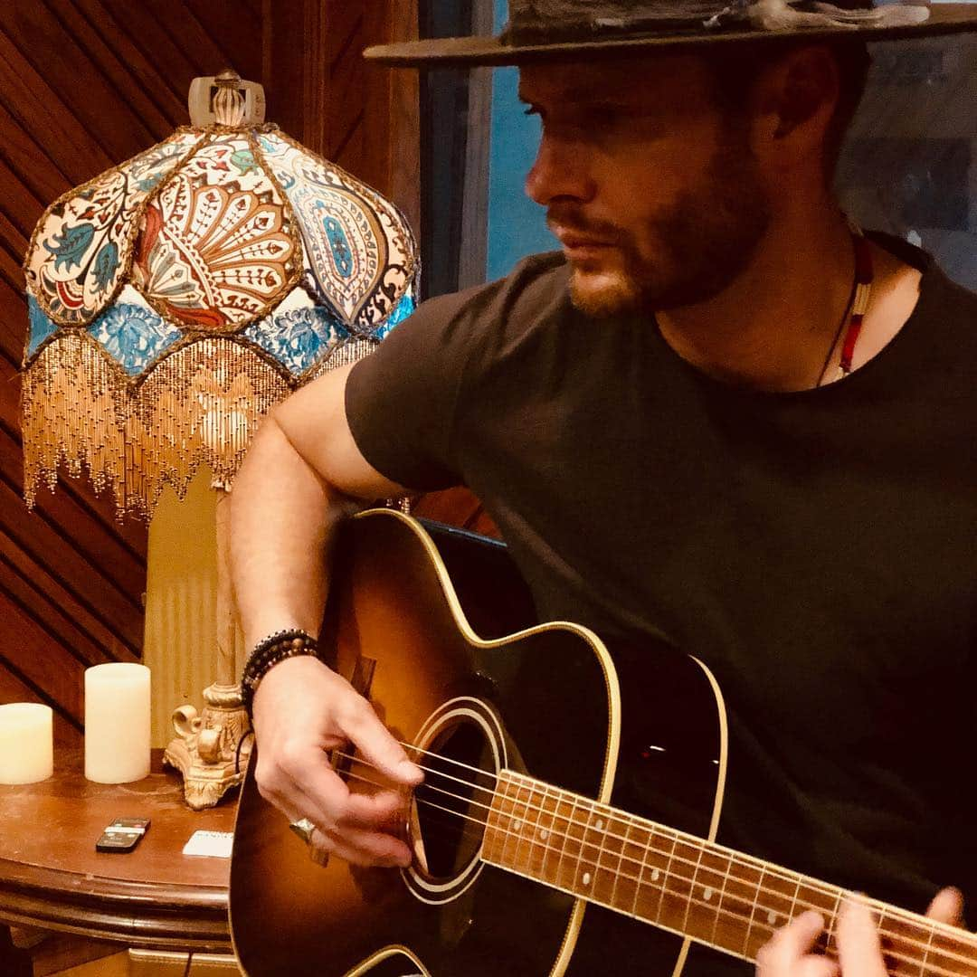 ジェンセン・アクレスさんのインスタグラム写真 - (ジェンセン・アクレスInstagram)「Still workin out a few new tunes.  It’s all about the journey...right? @radiocomusic @stevecarlson @arlynstudios」4月23日 2時19分 - jensenackles