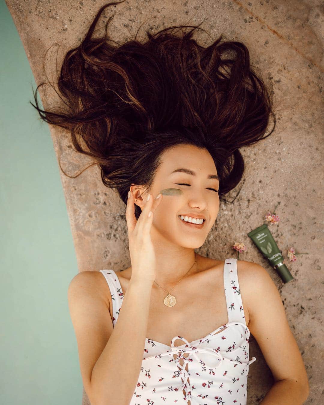のインスタグラム：「Taking care of my skin has become a huge priority now that I’m in my late 20s. I used to be the girl that would sleep with her makeup on, pick at pimples, not wear sunscreen, etc. I  find myself spending so much time researching and experimenting with skincare now that my skin is more sensitive. I’ve been using the @bioclarity Floralux to help smooth my skin texture, redness and for glowing skin. I love that they use clean, garden-lush ingredients. No harsh chemicals at all! My skin has been recovering after my recent breakouts and the Clear Skin routine has been helping my skin come back to life!  Use the link in my stories to save up to 40% on a skincare routine + use my code WEYLIE for an extra 15% off your entire order! #powerofgreen #bioclarity #partner」