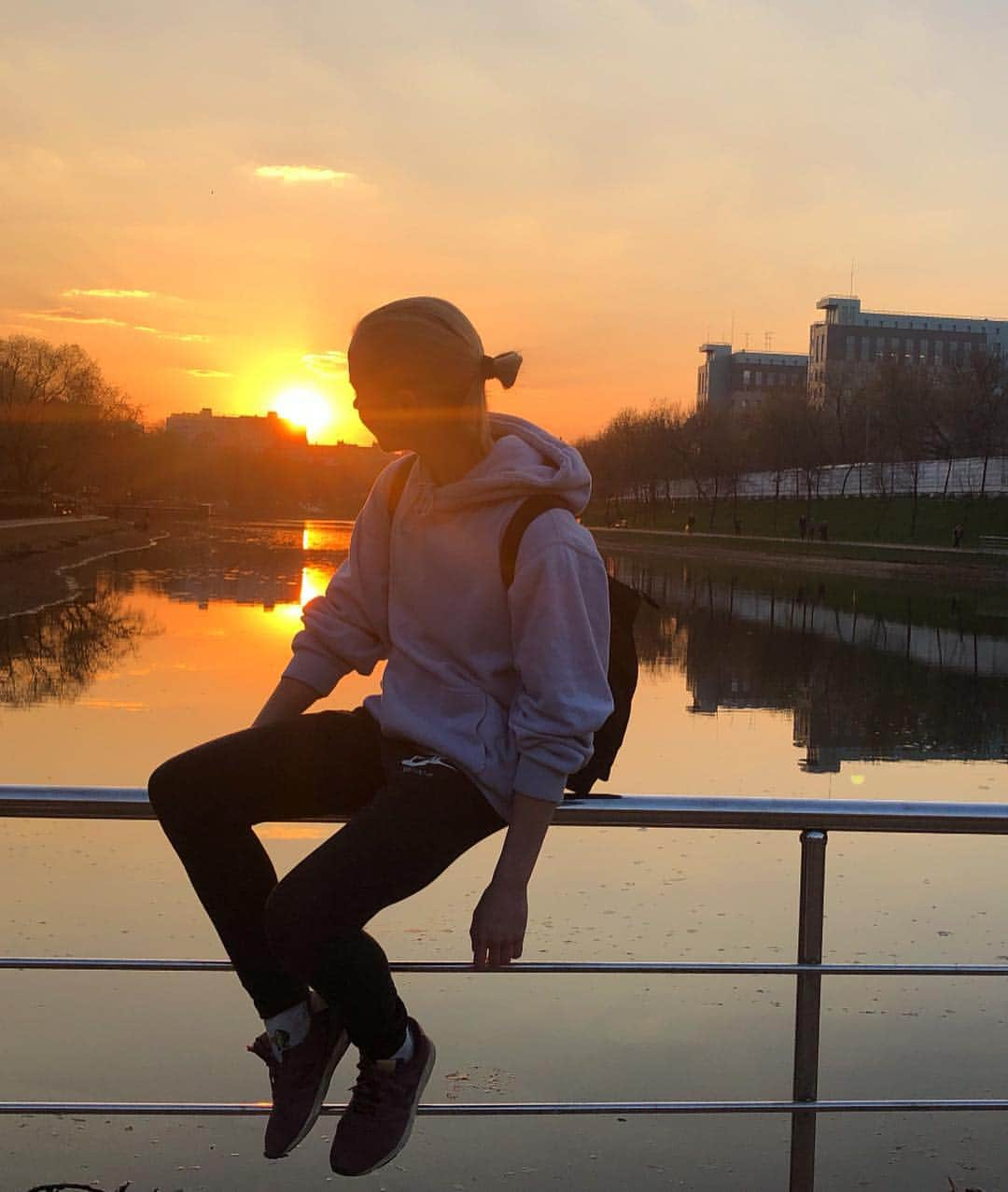 ユリア・シェチニンさんのインスタグラム写真 - (ユリア・シェチニンInstagram)「Escaping the routine with @_liza_zhuk_ 🌇🙃 • #monday #happynewweek #sunset #moscow」4月23日 2時35分 - iouliachtchetinina