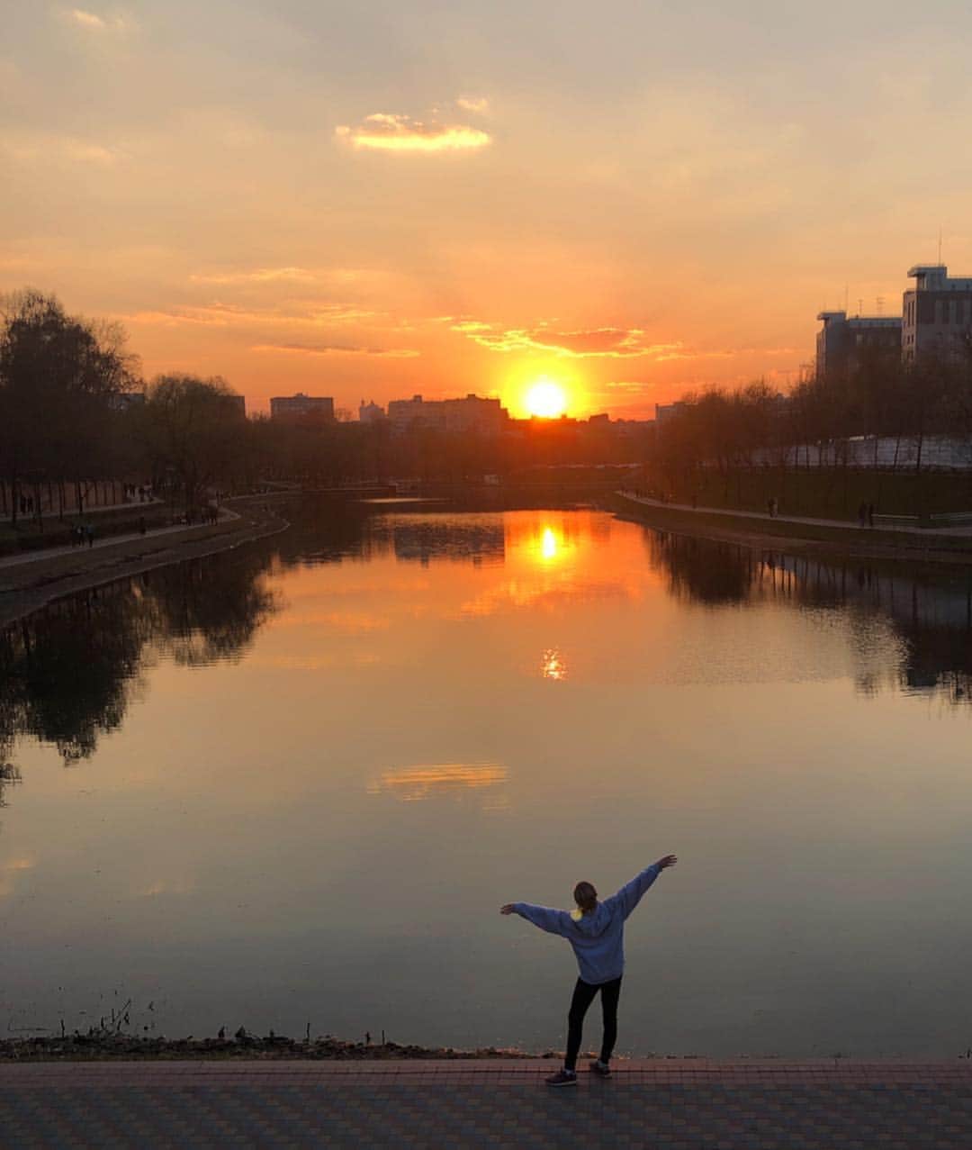 ユリア・シェチニンさんのインスタグラム写真 - (ユリア・シェチニンInstagram)「Escaping the routine with @_liza_zhuk_ 🌇🙃 • #monday #happynewweek #sunset #moscow」4月23日 2時35分 - iouliachtchetinina