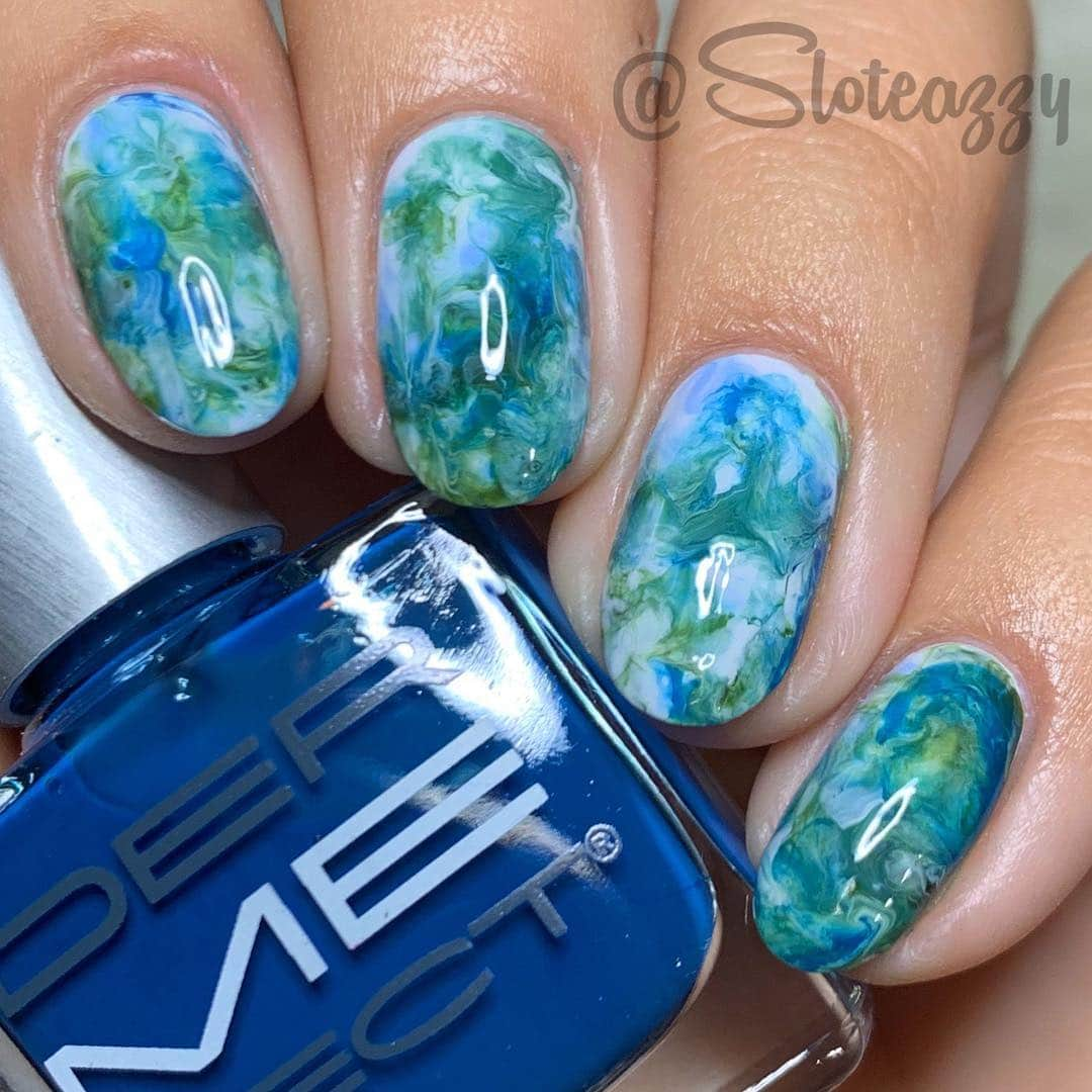 Yasmeenのインスタグラム：「Happy #EarthDay 🌍 Completely in love with this easy Earth inspired mani 💙💚 All polishes used are @dermelect , details in my next post! #nailsbysloteazzy」