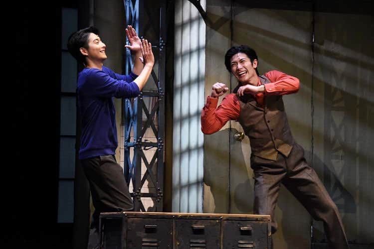 のインスタグラム：「毎日、自分の大好きな作品に関わらせていただいて幸せです。 とても期待値が高いこともあり、みんなで積み重ねてきた稽古の日々が、今後のパフォーマンスにも繋がっていけばいいと思います。 そして、このカンパニーを引っ張ってくれている、徹平と春馬が、とても愛のある素敵な人たちで、ほかのキャストも含めてお互いがみんなリスペクトし合っている現場って本当にありがたいです。 . ネットの記事からお写真お借りしました。 いい話のあとだけど、この写真でIPPONグランプリやりたい。 (写真でひとことっていうやつ。) #Kinkyboots #japan」