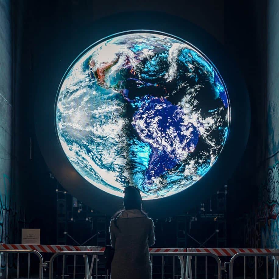 Design Milkさんのインスタグラム写真 - (Design MilkInstagram)「Yep, that’s a real satellite image of the Earth streaming from @nasa in real time. @sebastianstudio’s latest public artwork #installation transcends the description of monumental with an effort and scale deserving of the epithet of planetary. blu Marble is a 20-foot LED installation capturing a macro view of our planet created using data from NASA satellites as part of a new campaign, ‘Pledge World by Blu’. \\\ watch the video on designmilk.com! \\\ photo by Charles Roussel」4月23日 2時40分 - designmilk