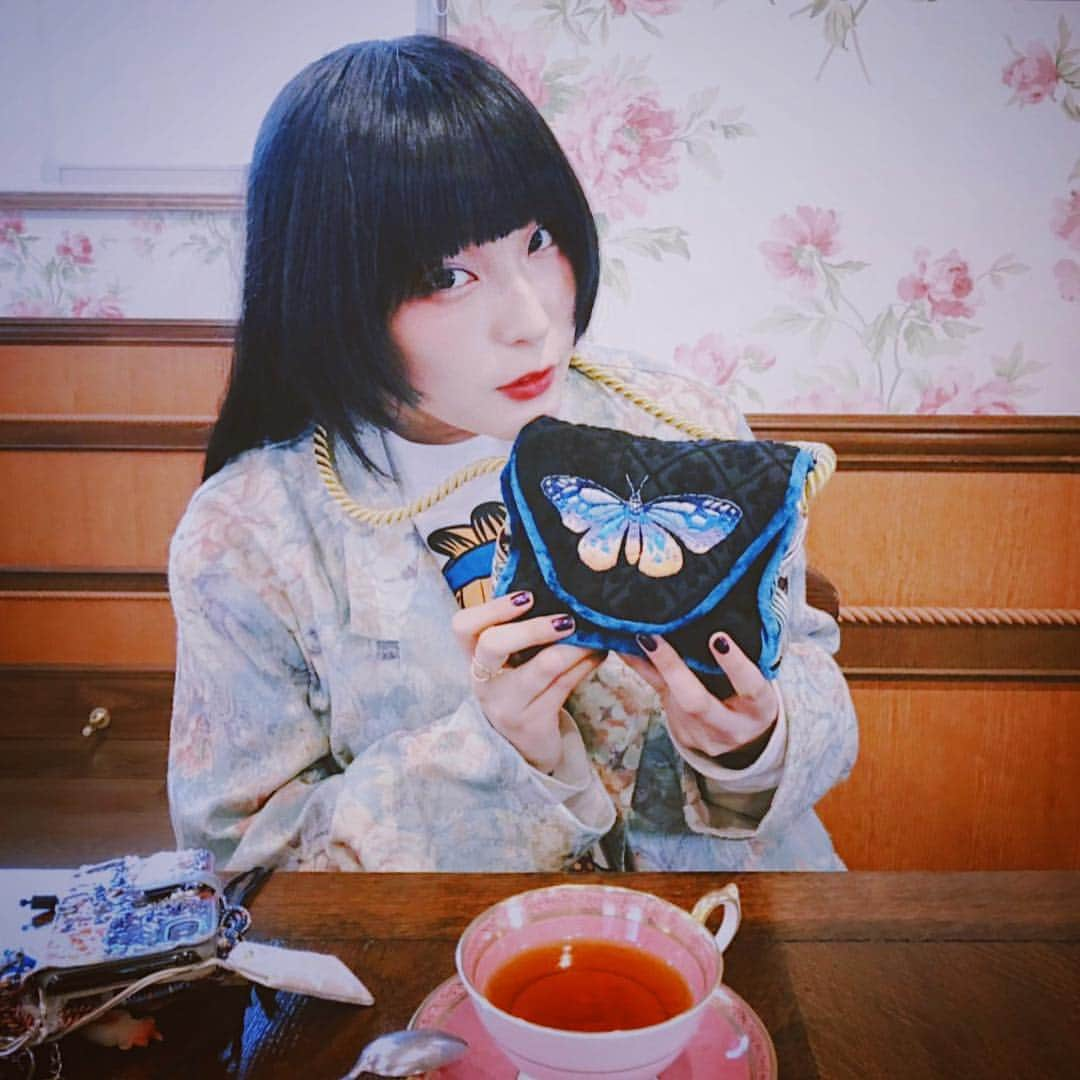 DAOKOさんのインスタグラム写真 - (DAOKOInstagram)「だいすきSINA SUIEN の有本ゆみこさん( @arimoto_yumiko ) と放課後ティータイム☕️ 以前postしたオーダーバッグとお揃いの首掛けポーチを追加オーダーさせて頂き、受け取りましたっ。毎日一緒に居るから愛着がはんぱないぞ！！このポーチたんも連れ回す(*^ω^*)ありがとうゆみこさんだいすきだー ゆみこさんが描いてる漫画もめちょ面白いのでみなさんみてください！」4月23日 2時41分 - daoko_official