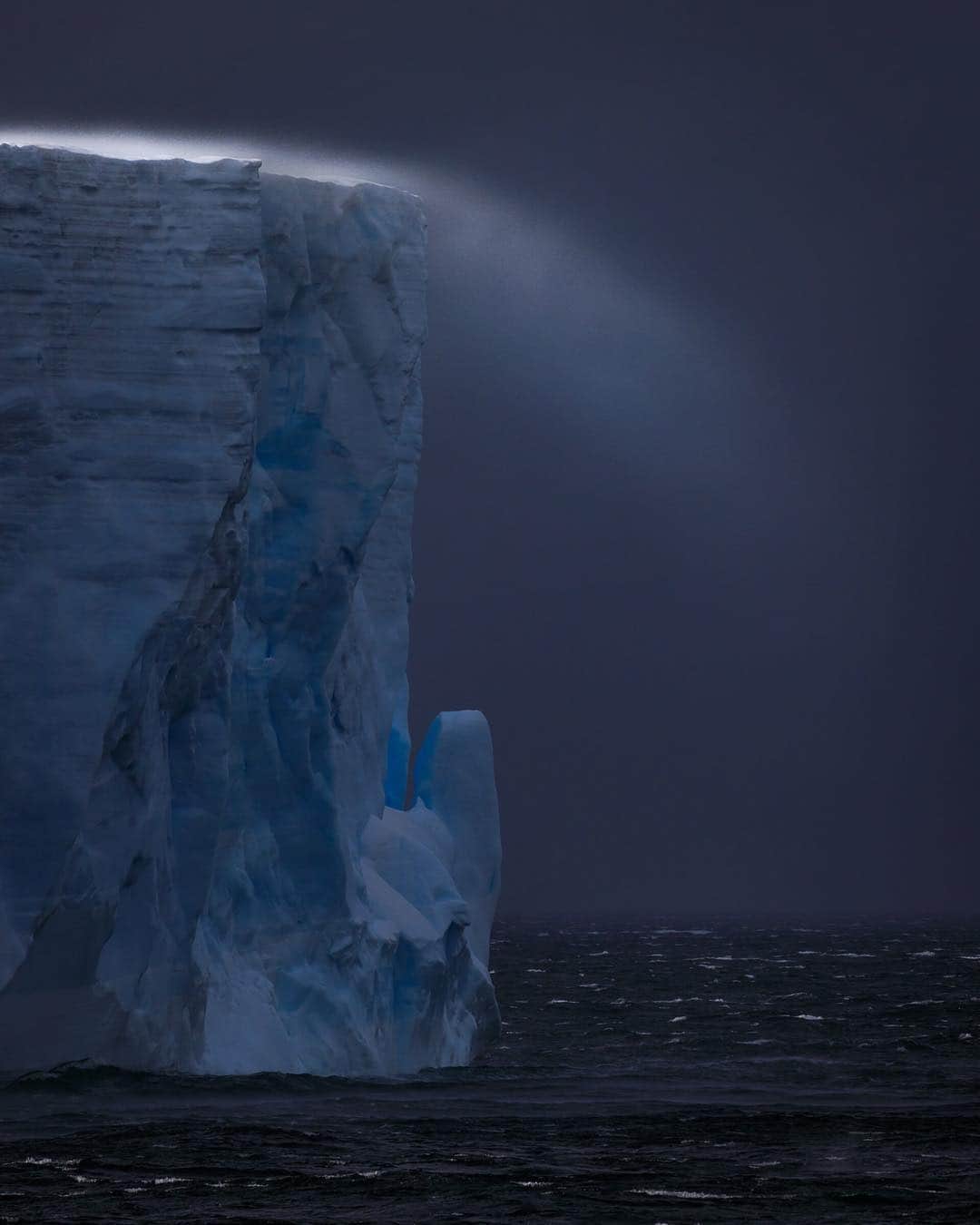 のインスタグラム：「Photo by @ronan_donovan // Sponsored by @makersmark // Strong winds carry fresh snow over the top of a giant tabular iceberg off the tip of the Antarctic Peninsula. Antarctica is the windiest, driest, and coldest continent on this planet. What’s fascinating is that the White Continent is also surrounded by some of the most productive waters on Earth. These waters provide nutrients to the rest of the Earth’s oceans. Every continent is connected to the others through the global ecosystem we are all part of. Yet we are changing Antarctica at an unprecedented rate as a result of our carbon emissions. Let’s celebrate the Earth today for all the bounty it has provided and remember that we all need to protect it. // This Earth Day, @makersmark is on a mission to remove 75,000 pounds of trash from the world’s oceans and waterways. Explore #CocktailsForCleanups to join a cleanup near you and help create change. Because without water there could be no life on Earth. And no bourbon.  Maker’s Mark should be enjoyed by adults of legal purchase age for alcohol. MADE WITH CARE. SIP WITH CARE.™ Bourbon 45%abv. Maker’s Mark Distillery, Loretto, KY.」