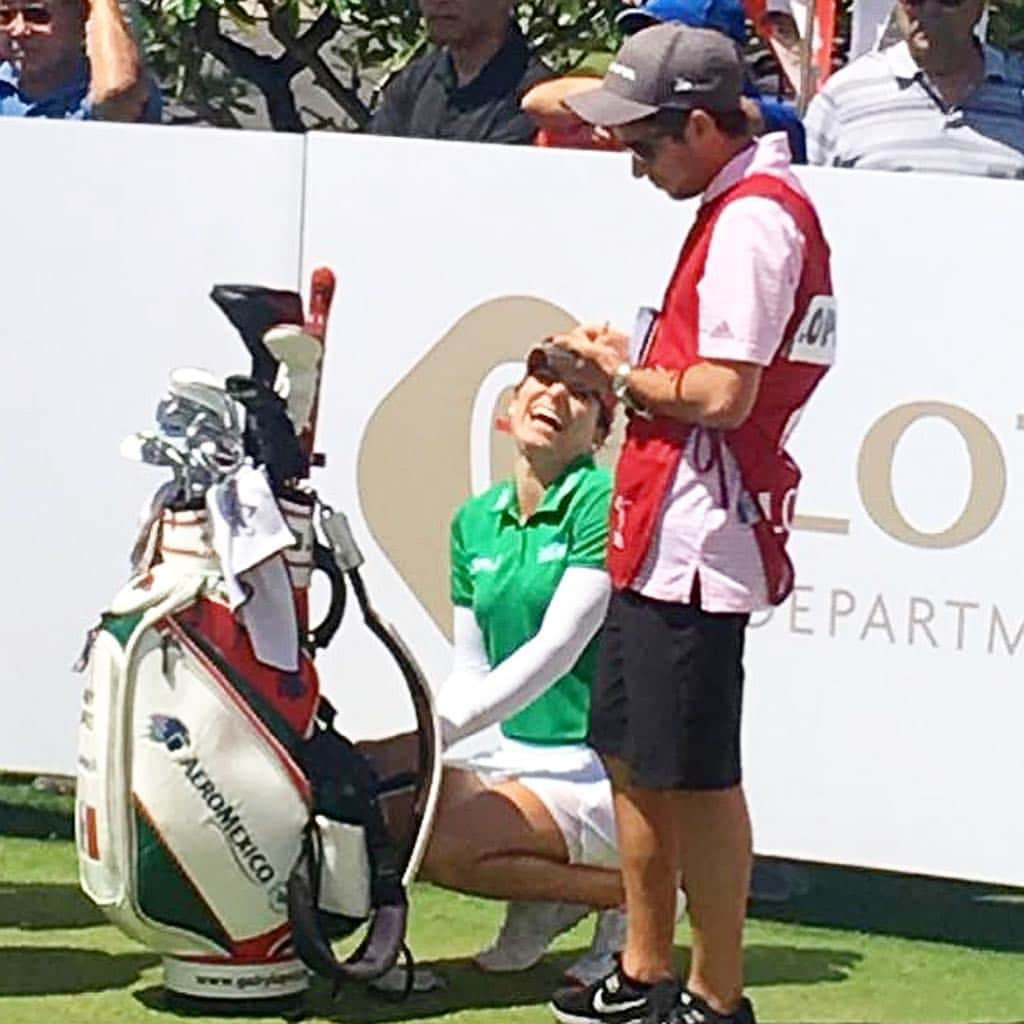 ギャビー・ロペスさんのインスタグラム写真 - (ギャビー・ロペスInstagram)「Hawaii that was fun🌸 thank you @lottechampionship !! Happy doing lil things right :) HUGE CONGRATS @brookehendersongolf it was fun to play with you 😘」4月23日 3時00分 - gabylopezgolf