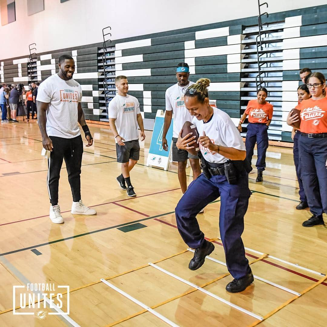 マイアミ・ドルフィンズさんのインスタグラム写真 - (マイアミ・ドルフィンズInstagram)「We are excited to announce our #FootballUnites partnership with @mdspdexplorers! #TeamworkAtWork」4月23日 3時01分 - miamidolphins