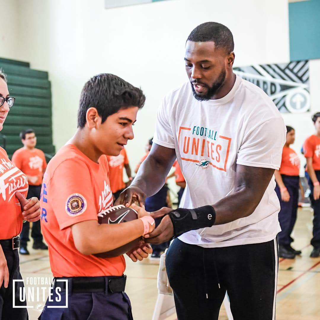 マイアミ・ドルフィンズさんのインスタグラム写真 - (マイアミ・ドルフィンズInstagram)「We are excited to announce our #FootballUnites partnership with @mdspdexplorers! #TeamworkAtWork」4月23日 3時01分 - miamidolphins