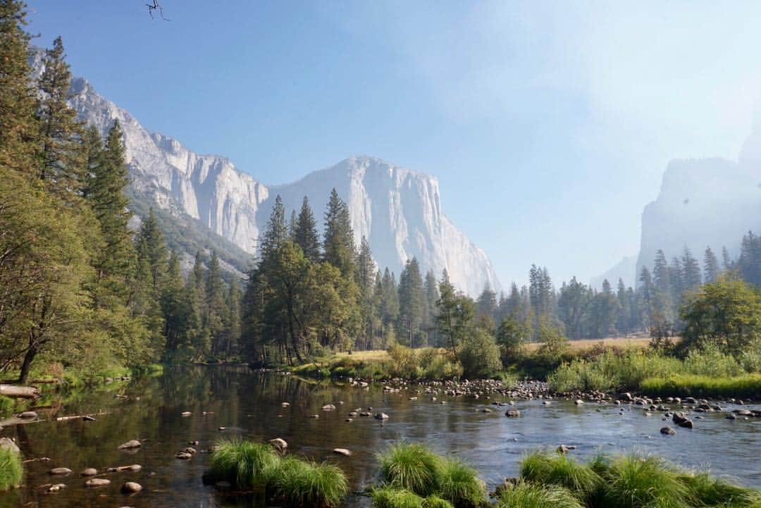 ジェイコブ・ダルトンのインスタグラム：「Happy #NationalEarthDay ! One of the things I love most is getting outside and seeing new places! Here’s one of my favorite pictures from Yosemite National Park! 🙏🏼⛰」