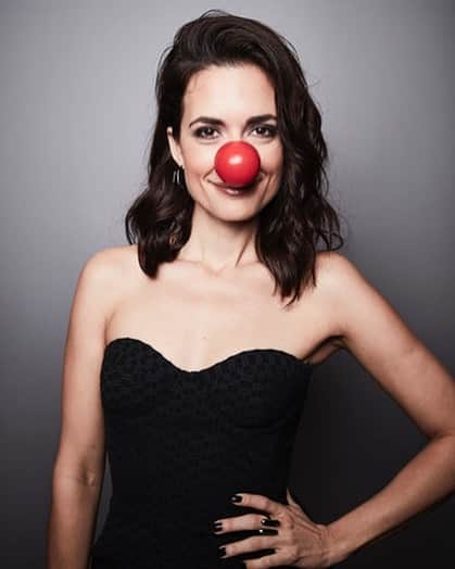 トーレイ・デヴィートのインスタグラム：「Red Noses are now on sale at @Walgreens! Join me in supporting @RedNoseDayUSA’s mission to end child poverty – one nose at a time. •  Find out more at http://rednoseday.org #Rednoseday #NosesOn」