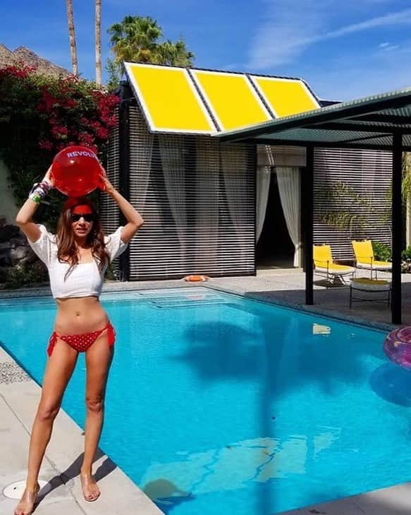 チェイサーのインスタグラム：「Playing hooky to stay by the pool 🌵 #chaserbrand @pandoraamoratis」