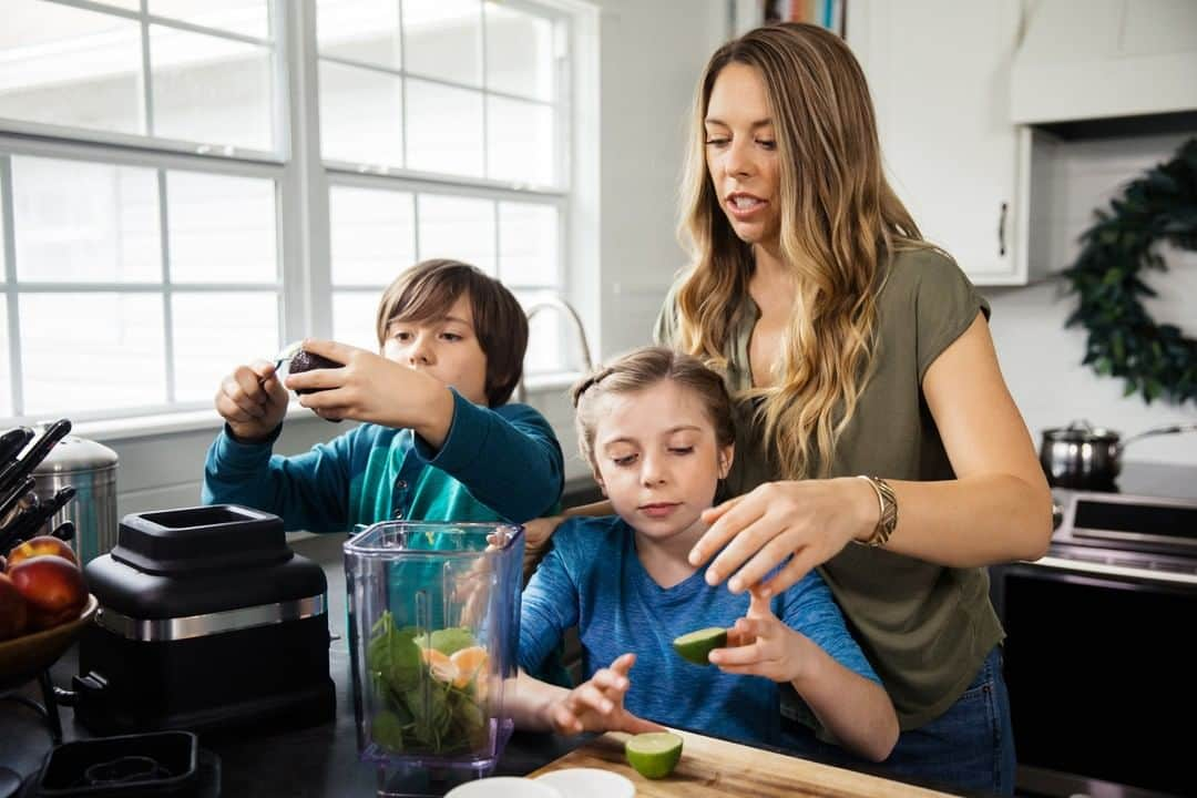 Simple Green Smoothiesさんのインスタグラム写真 - (Simple Green SmoothiesInstagram)「Sat down with Dr. Nicole Beurkens + The Better Behavior Show to discuss the incredible health benefits of adding a green smoothie into your child’s diet and routine. ⁣ .⁣ Children and adults can see lasting results such as increased energy, improved mental clarity, better bowel movements, and a stronger immune system. ⁣ .⁣ Click our link in bio to listen in! ⁣ .⁣ #greensmoothies #healthykids」4月23日 2時55分 - simplegreensmoothies