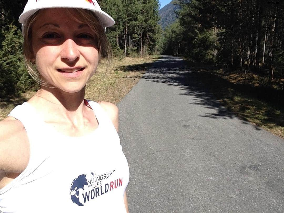 アンジェラ・アイターさんのインスタグラム写真 - (アンジェラ・アイターInstagram)「Support spinal research and join the #wingsforlife #worldrun on 5 May. Together we run on different places for the same goal. 🏃‍♀️🏃🏻‍♂️🏃🏻‍♀️🏃🏽‍♂️💪🏻 👉 Just register on www.wingsforlifeworldrun.com 👉 choose any kind of run 👉 donate 👉 if you like join my Team "ART - Angy's Running Team" here: https://teams.wingsforlifeworldrun.com/at/de/64b8371c05e011e994c50aa5b20af9ce  #health #socialmedia #balance #running #event #charity #happy #social #outdoor #spinalresearch #verleihtflügel #jedentagtirol EDELRID La Sportiva」4月23日 2時58分 - angyeiter