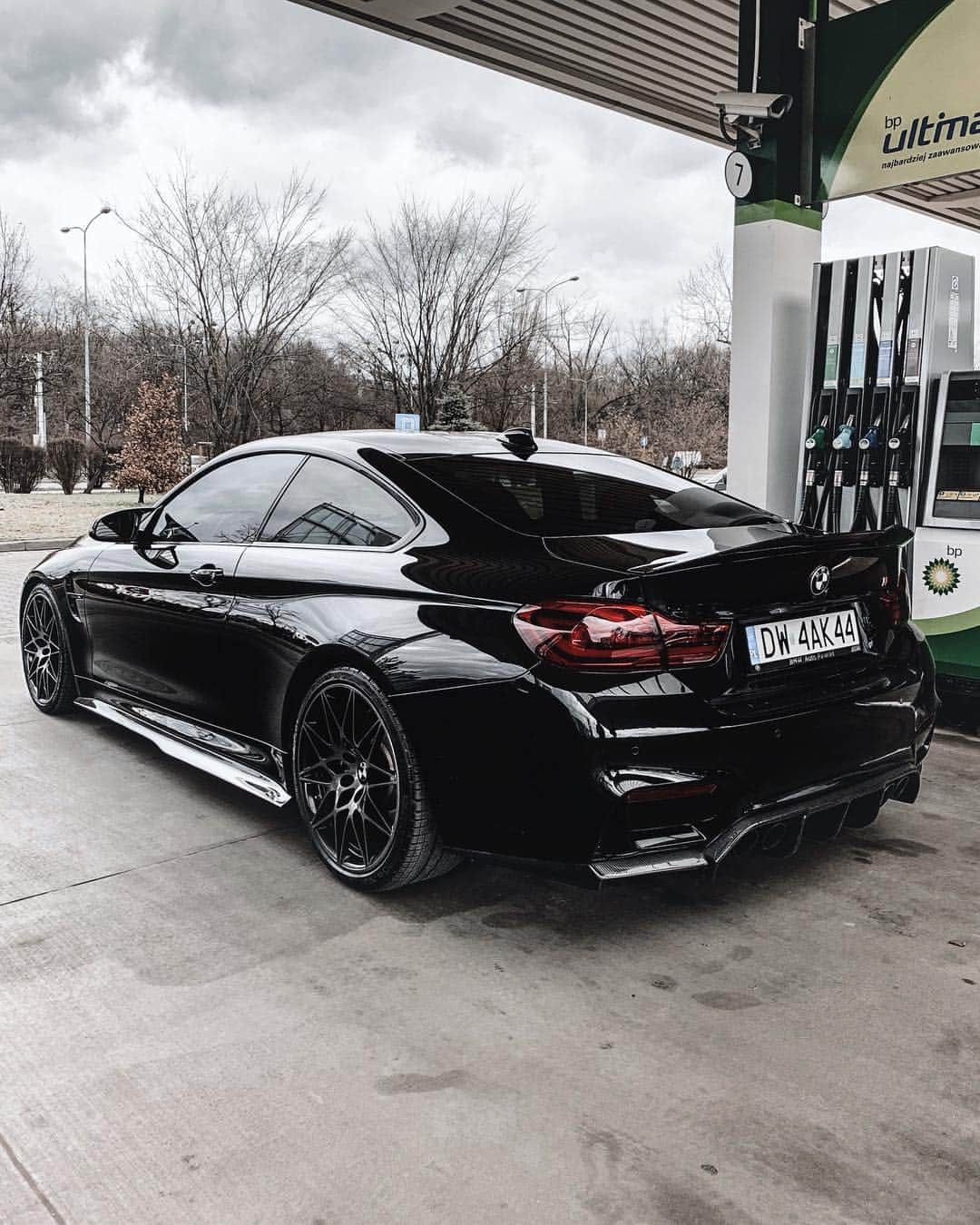 CARLiFESTYLEさんのインスタグラム写真 - (CARLiFESTYLEInstagram)「BMW M4 at the pump!⛽️ Owner @mike_m4 #carlifestyle @mike_m4 go give him a follow 💯」4月23日 3時09分 - carlifestyle