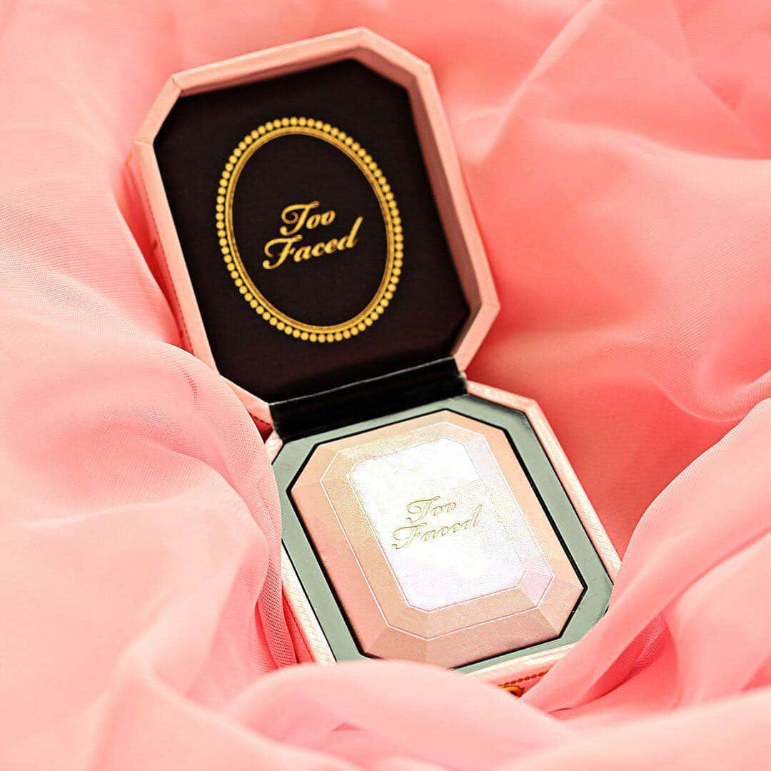 Too Facedさんのインスタグラム写真 - (Too FacedInstagram)「🇭🇰 EXCITING NEWS FOR OUR BEAUTIES IN HONG KONG! 🇭🇰 Too Faced is NOW available at Facesss Ocean Terminal and Facesss Queensway! 💕Stop by @facessshk to shop your FAVE Too Faced goodies! #toofaced」4月23日 3時01分 - toofaced