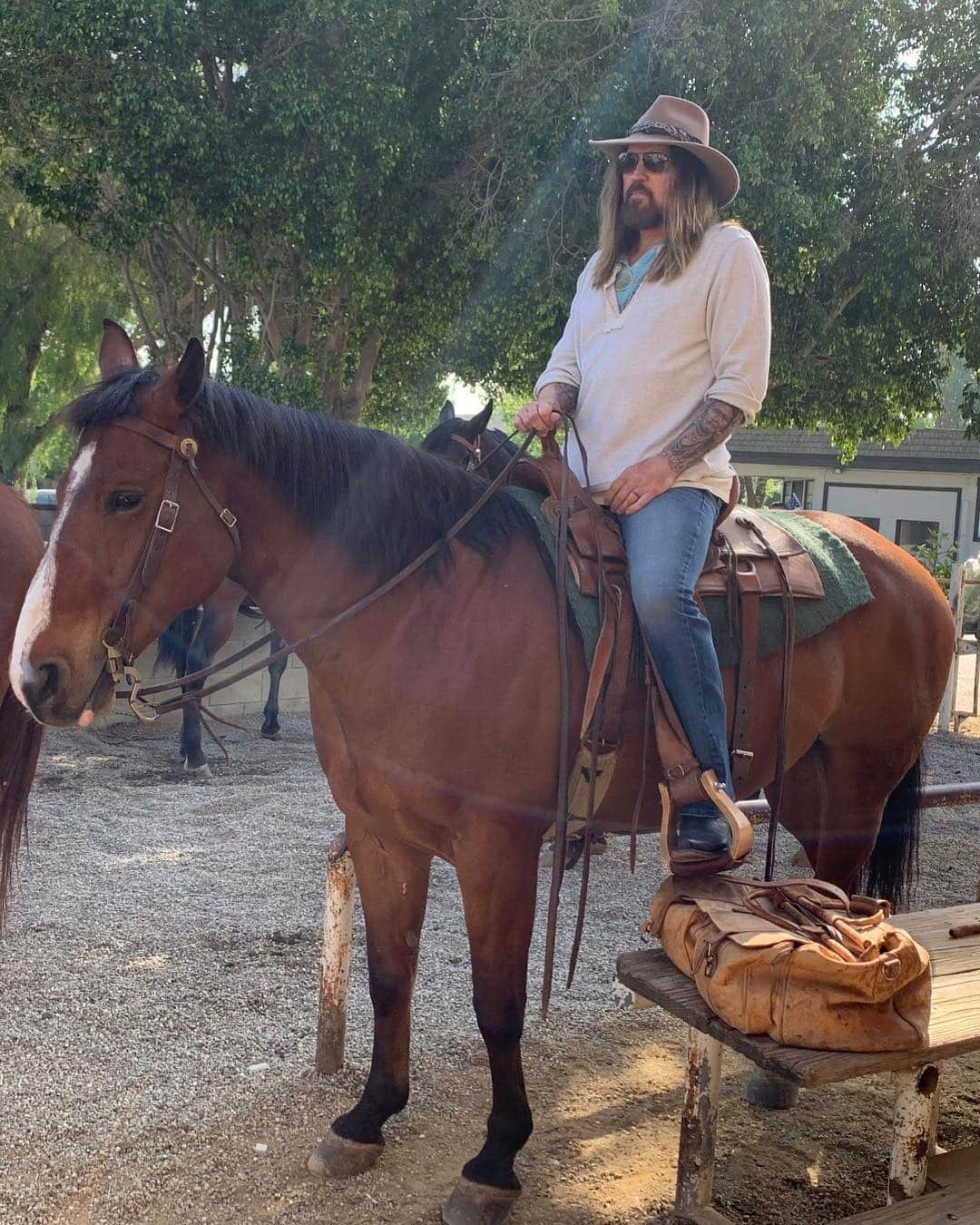 ビリー・レイ・サイラスさんのインスタグラム写真 - (ビリー・レイ・サイラスInstagram)「No better way to celebrate Earth Day than on horseback! #EarthDay」4月23日 3時02分 - billyraycyrus